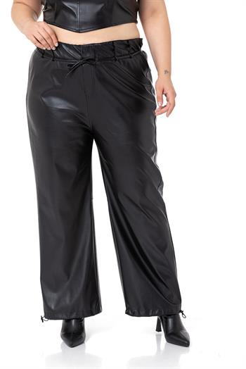 Büyük Beden Paçası Büzgü Detaylı Deri Siyah Pantolon