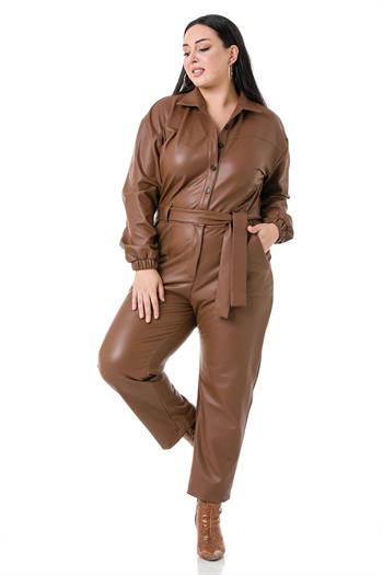 TEK KALANLARBüyük Beden Geniş Paça Beli Büzgülü ve Kuşaklı Gömlek Yaka Kahverengi Deri TulumDISENTIS MODESTBüyük Beden Geniş Paça Beli Büzgülü ve Kuşaklı Gömlek Yaka Kahverengi Deri Tulum