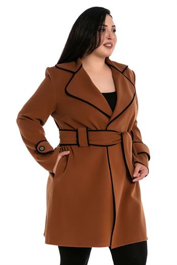 TEK KALANLARBüyük Beden Mono Yaka Biye Detaylı Yandan Cepli Kuşaklı Astarsız Kahverengi KabanDISENTIS MODESTBüyük Beden Mono Yaka Biye Detaylı Yandan Cepli Kuşaklı Astarsız Kahverengi Kaban