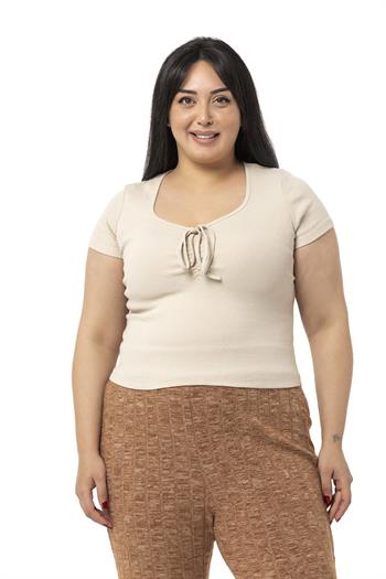 Büyük Beden Yarım Kollu Göğüste Bağcık Detaylı Kaşkorse Bej Rengi Body