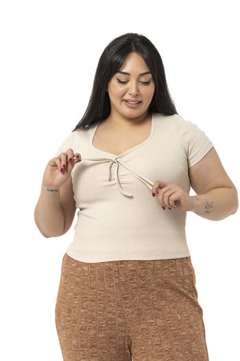 Büyük Beden Yarım Kollu Göğüste Bağcık Detaylı Kaşkorse Bej Rengi Body