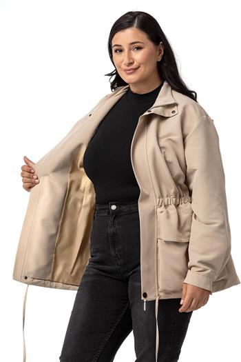 Büyük Beden Çıtçıt ve Fermuar Kapamalı Beli Büzgülü Astarlı Bej Rengi Trençkot