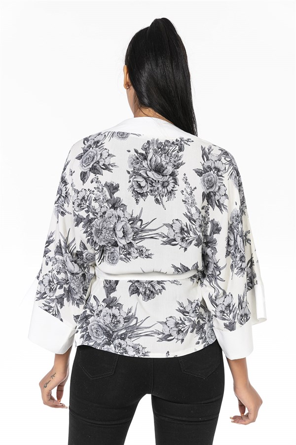 Önden Bağlamalı ve Düğmeli Kolları Geniş Büyük Çiçekli Siyah Beyaz Kimono