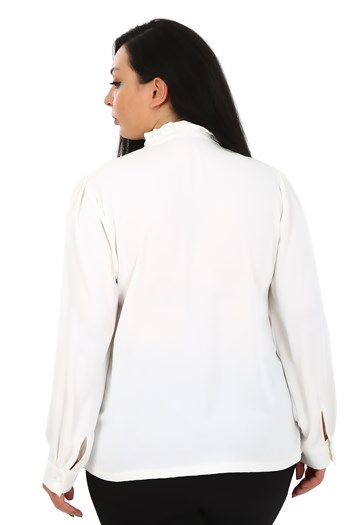 Büyük Beden Yaka ve Göğüste Fırfır Detaylı Yanı Yırtmaçlı Beyaz Bluz