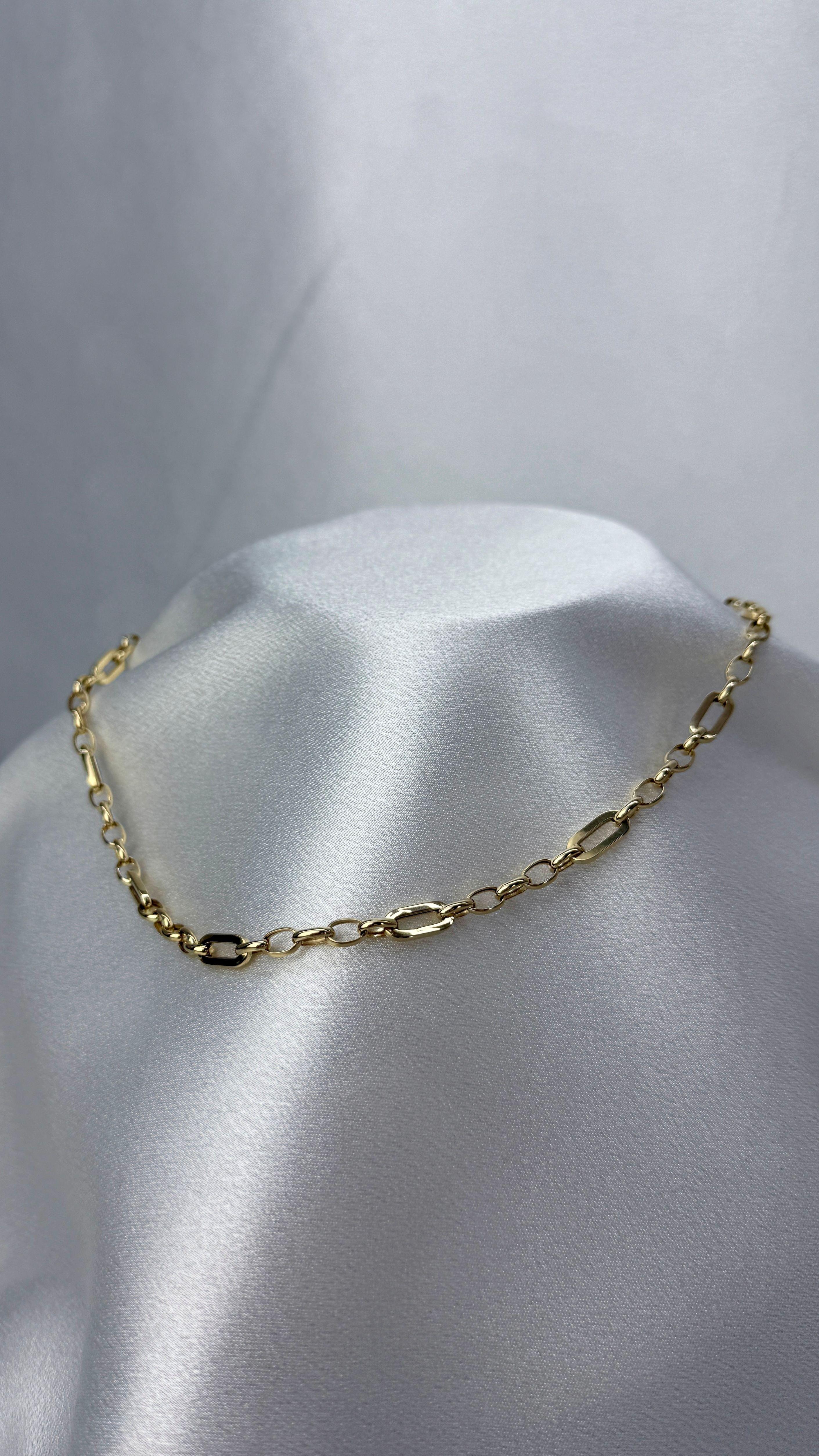 Ataç Ve Halka Figürlü Altın Kolye