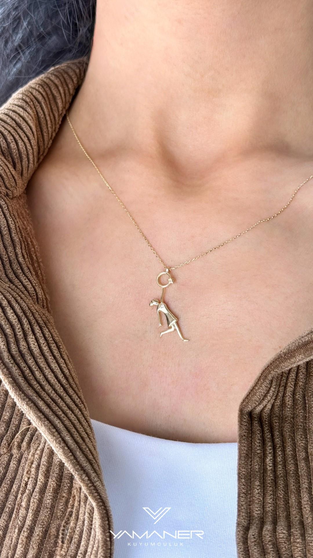 Ay ve Yıldız Tutan Çocuk Kolyesi