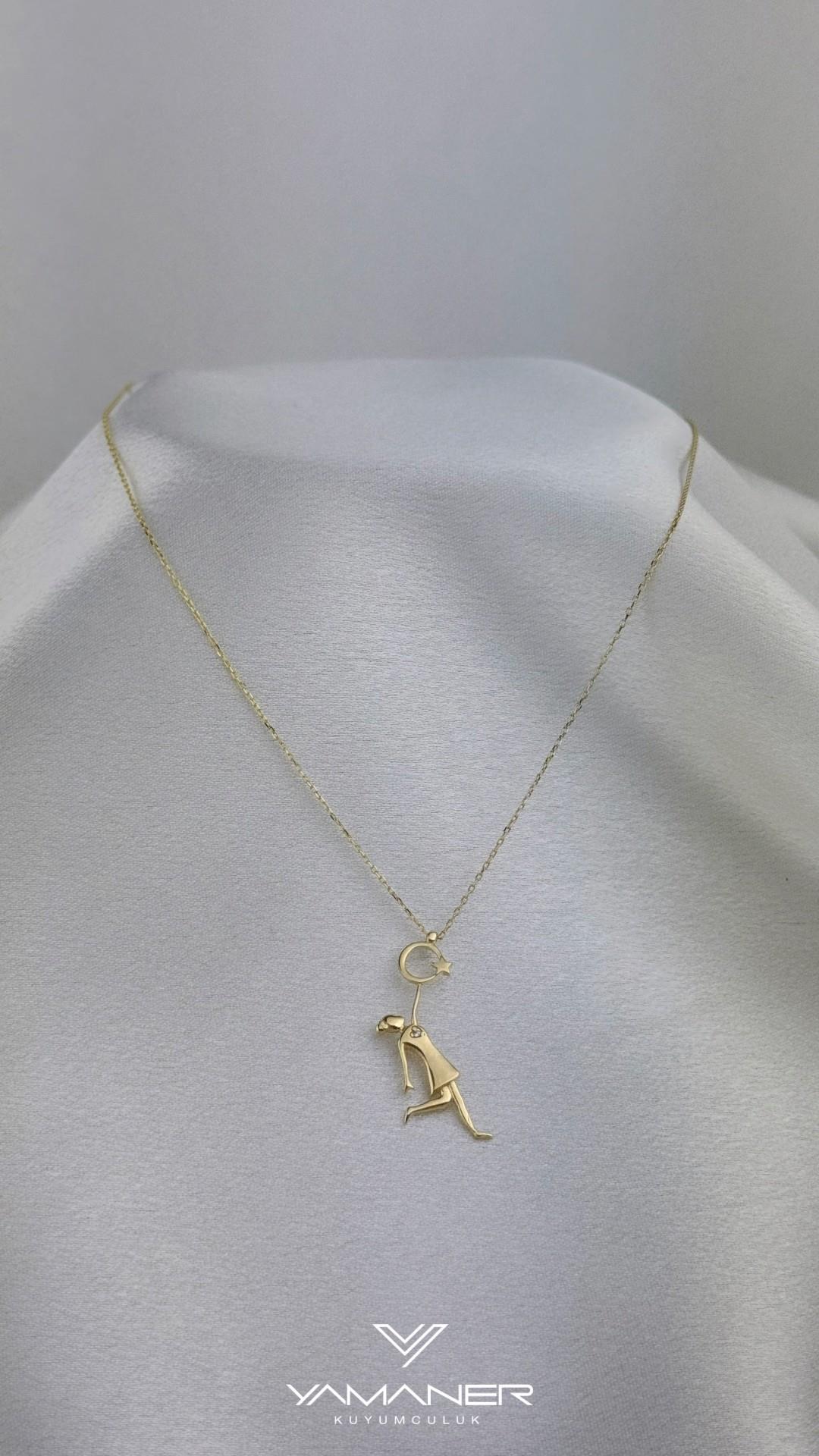 Ay ve Yıldız Tutan Çocuk Kolyesi