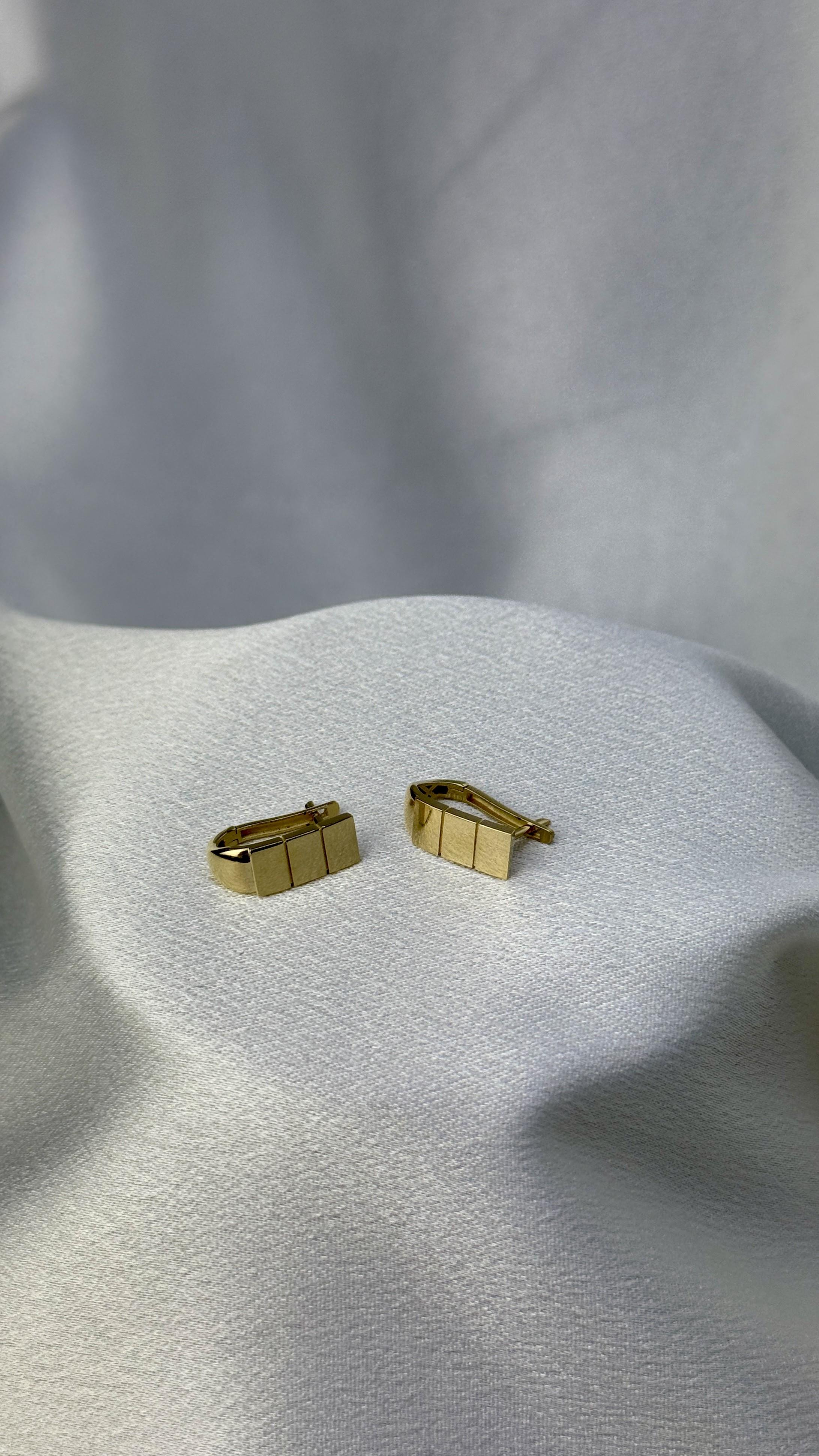 Aynalı J Model Altın Küpe