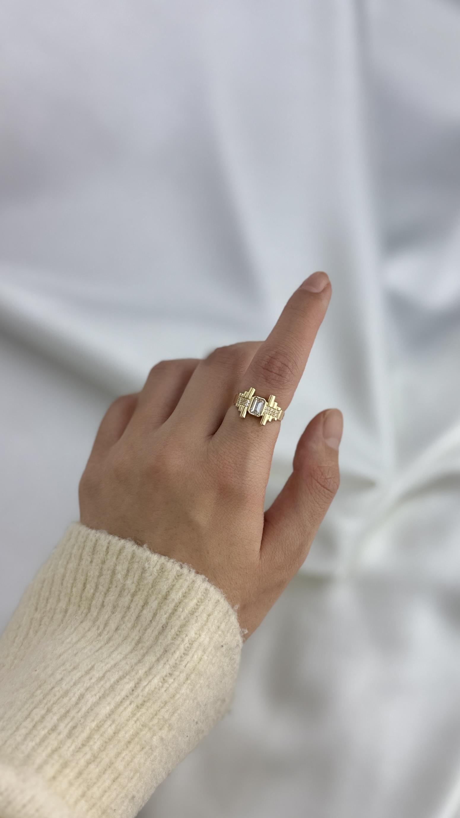 Baget Taşlı Tasarım Altın Yüzük