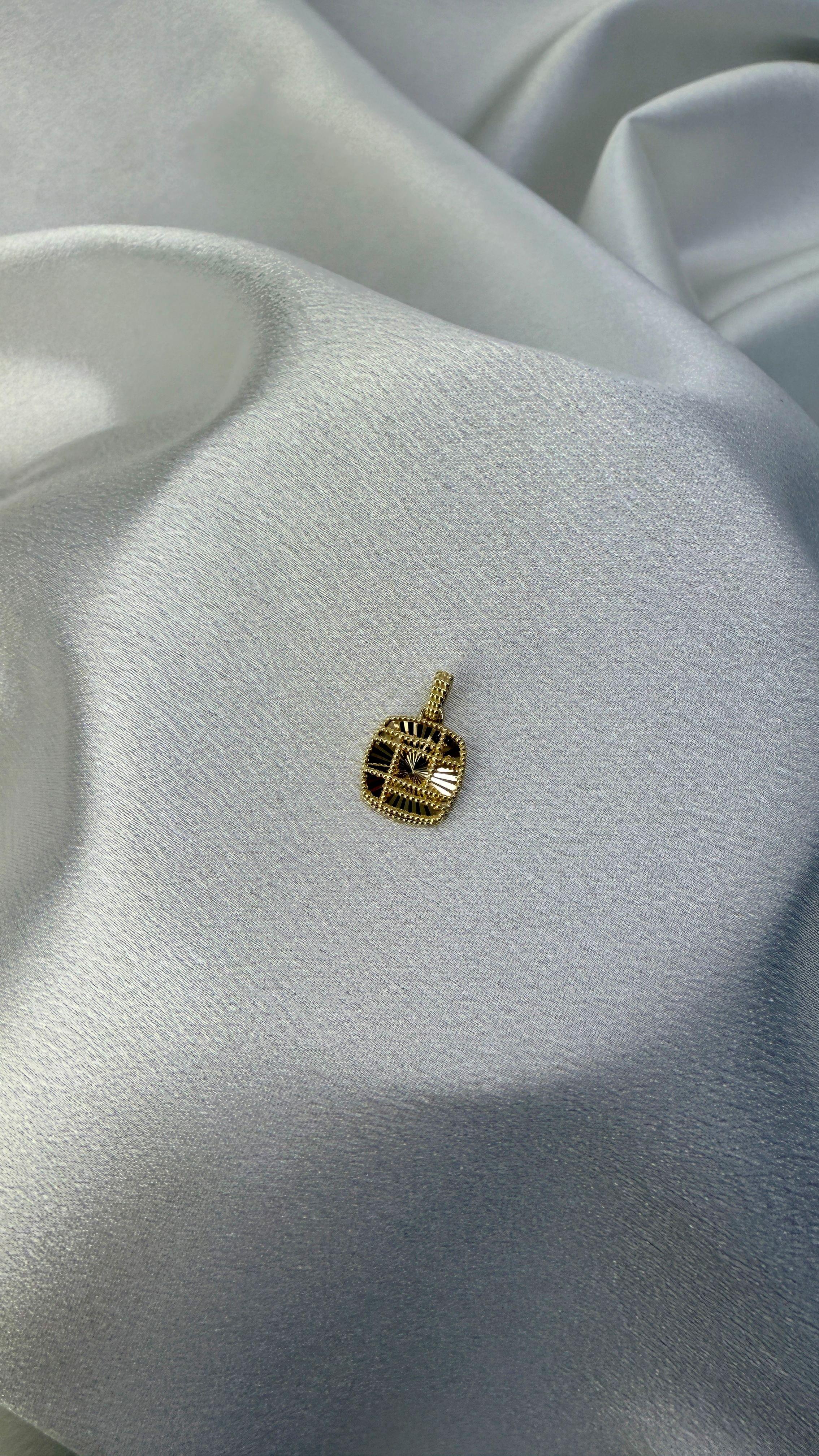 Çift Taraflı Desenli Altın Kolye Ucu