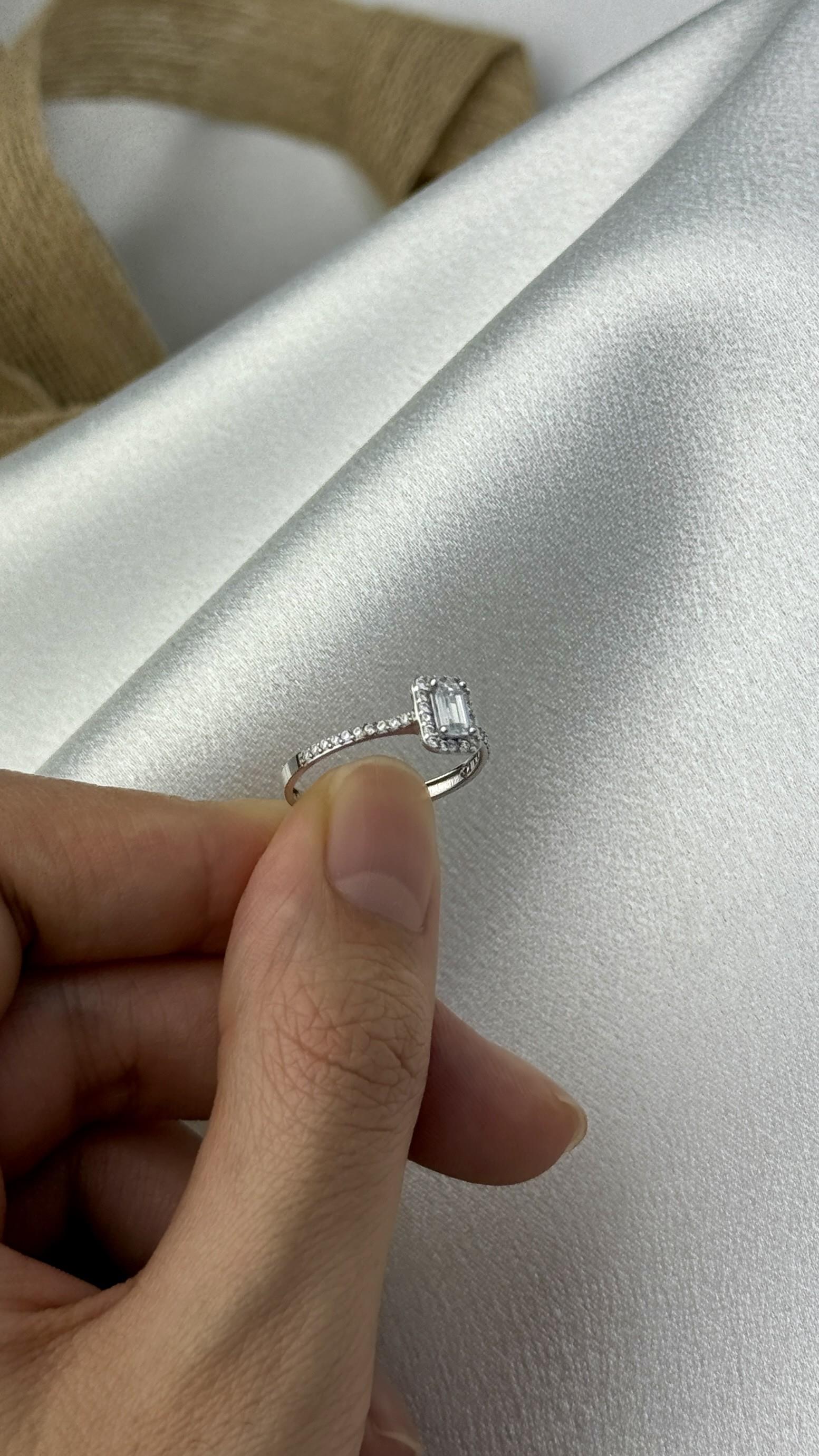 Çıtır Zirkon Taşlı Baget Kesim Beyaz Altın Yüzük