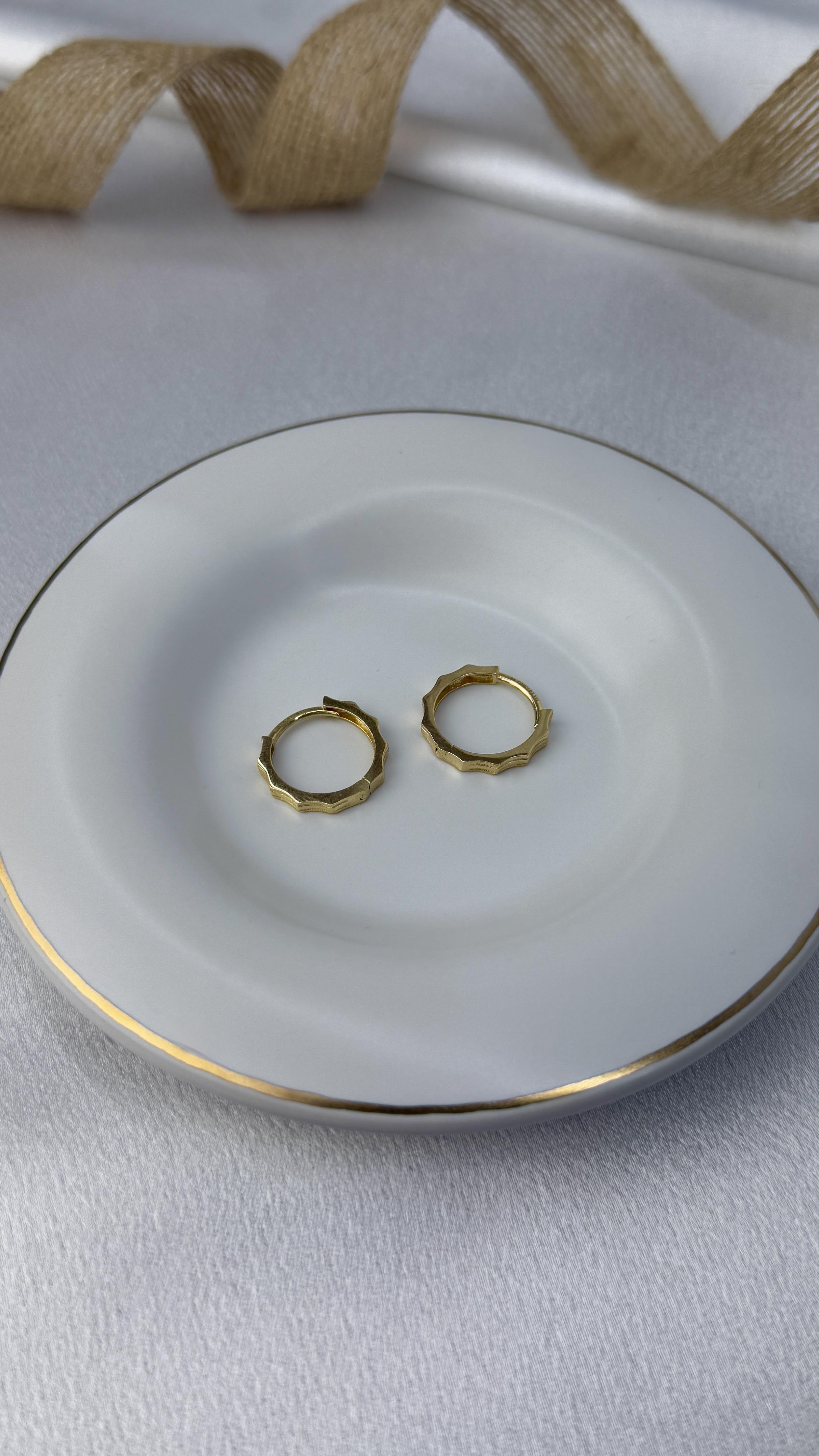 Çizgi Dalgalı Altın Küpe