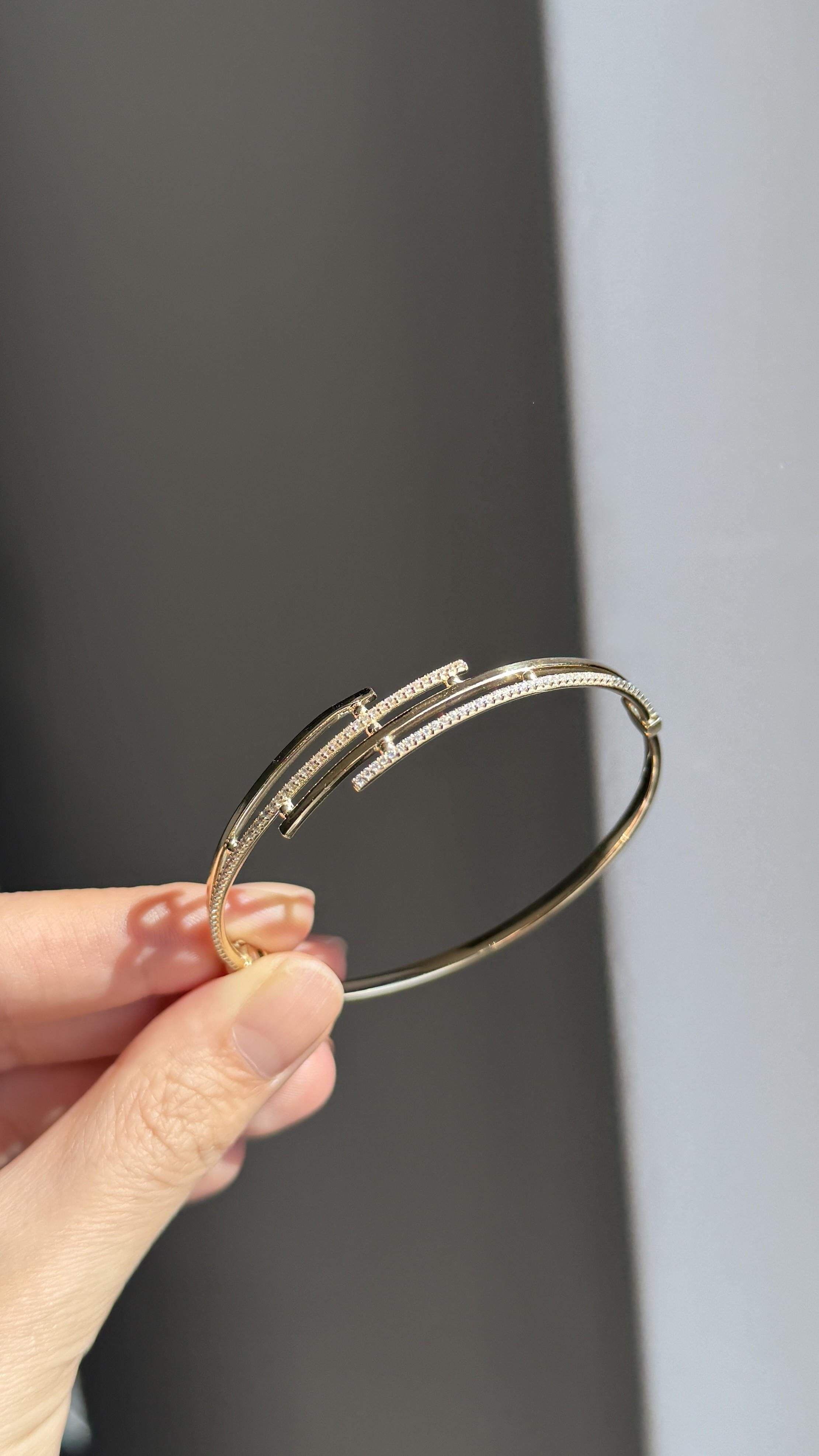 Dört Sıralı Taşlı Altın Kelepçe Bilezik