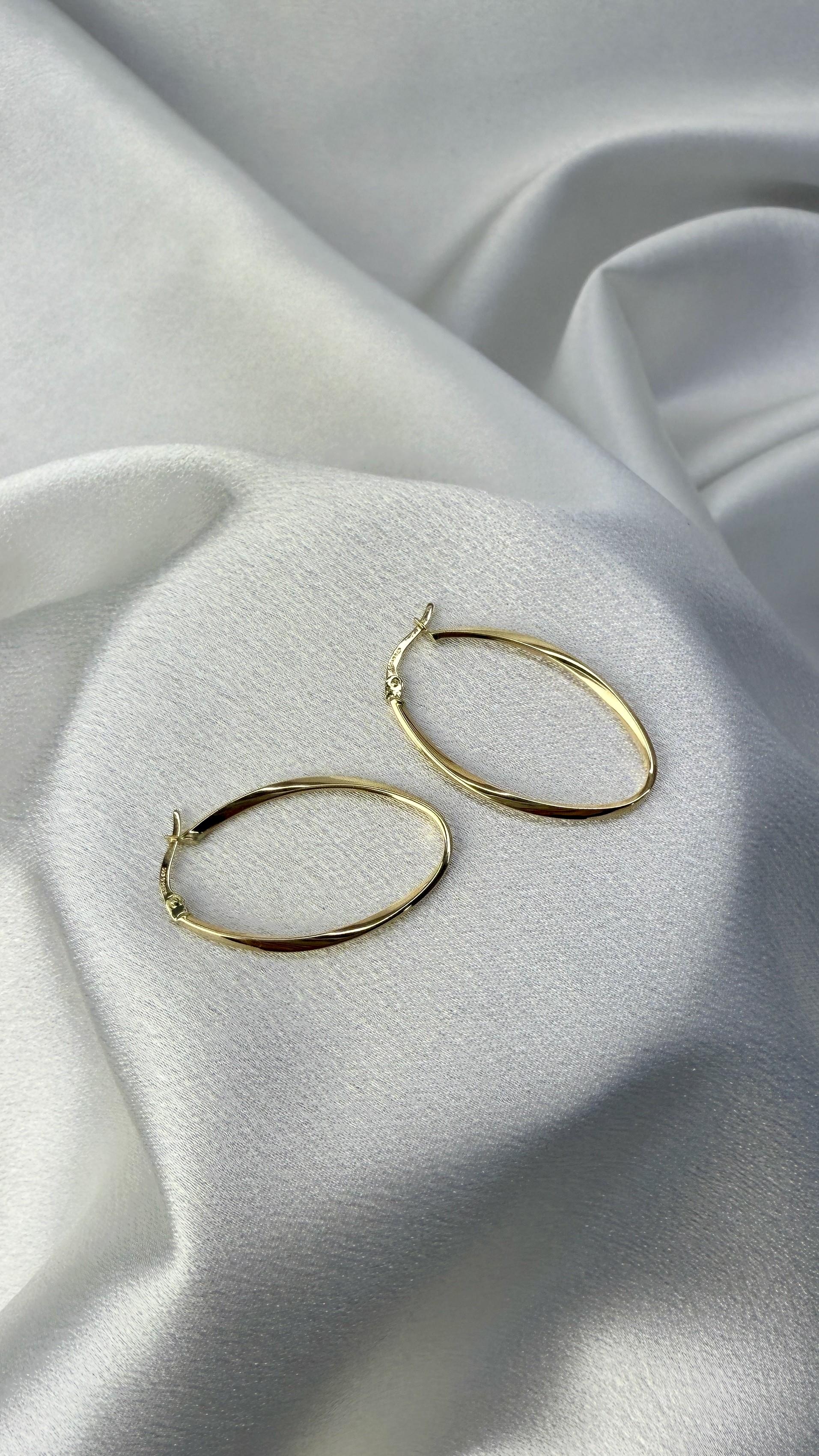 Elips Kıvrımlı Altın Küpe