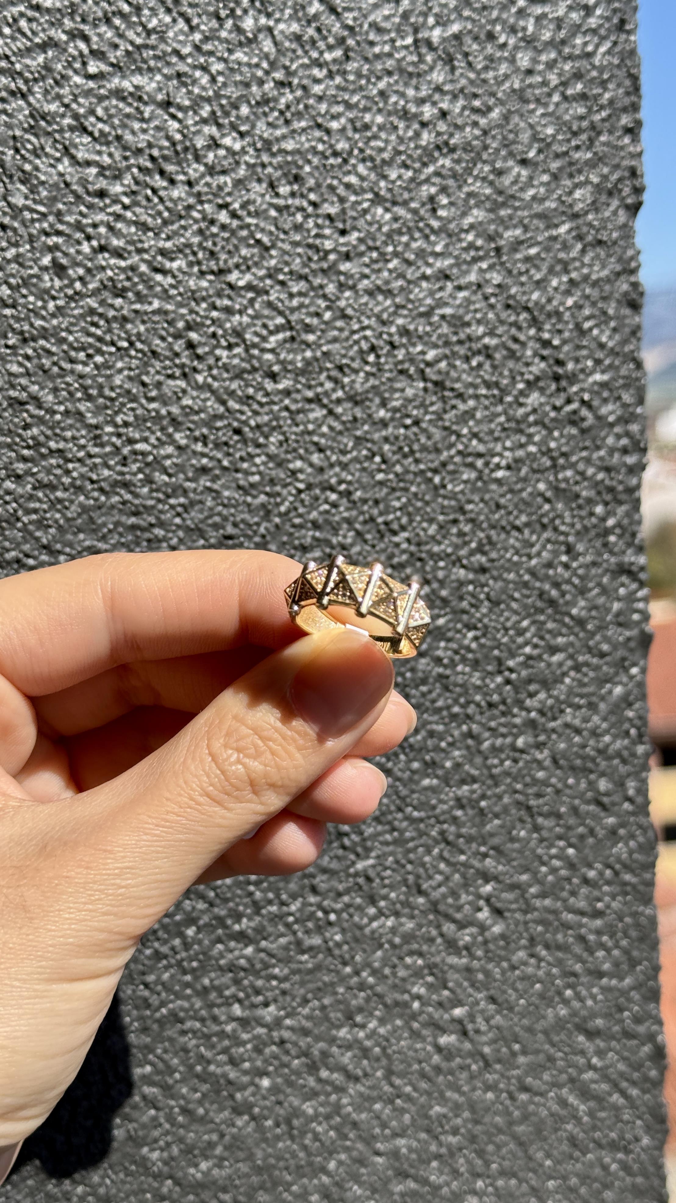 Geometrik Desenli Zirkon Taşlı Altın Yüzük