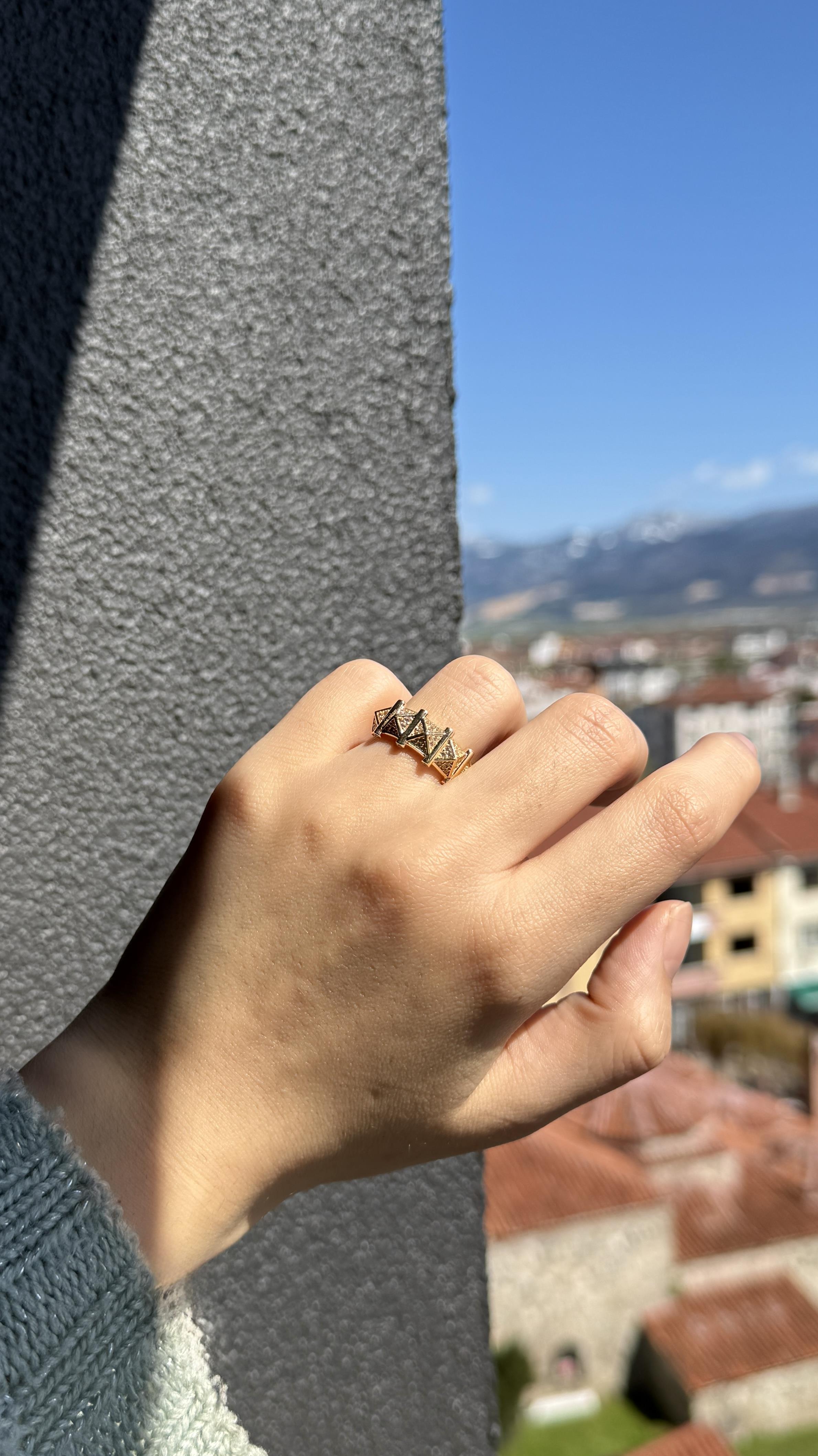 Geometrik Desenli Zirkon Taşlı Altın Yüzük