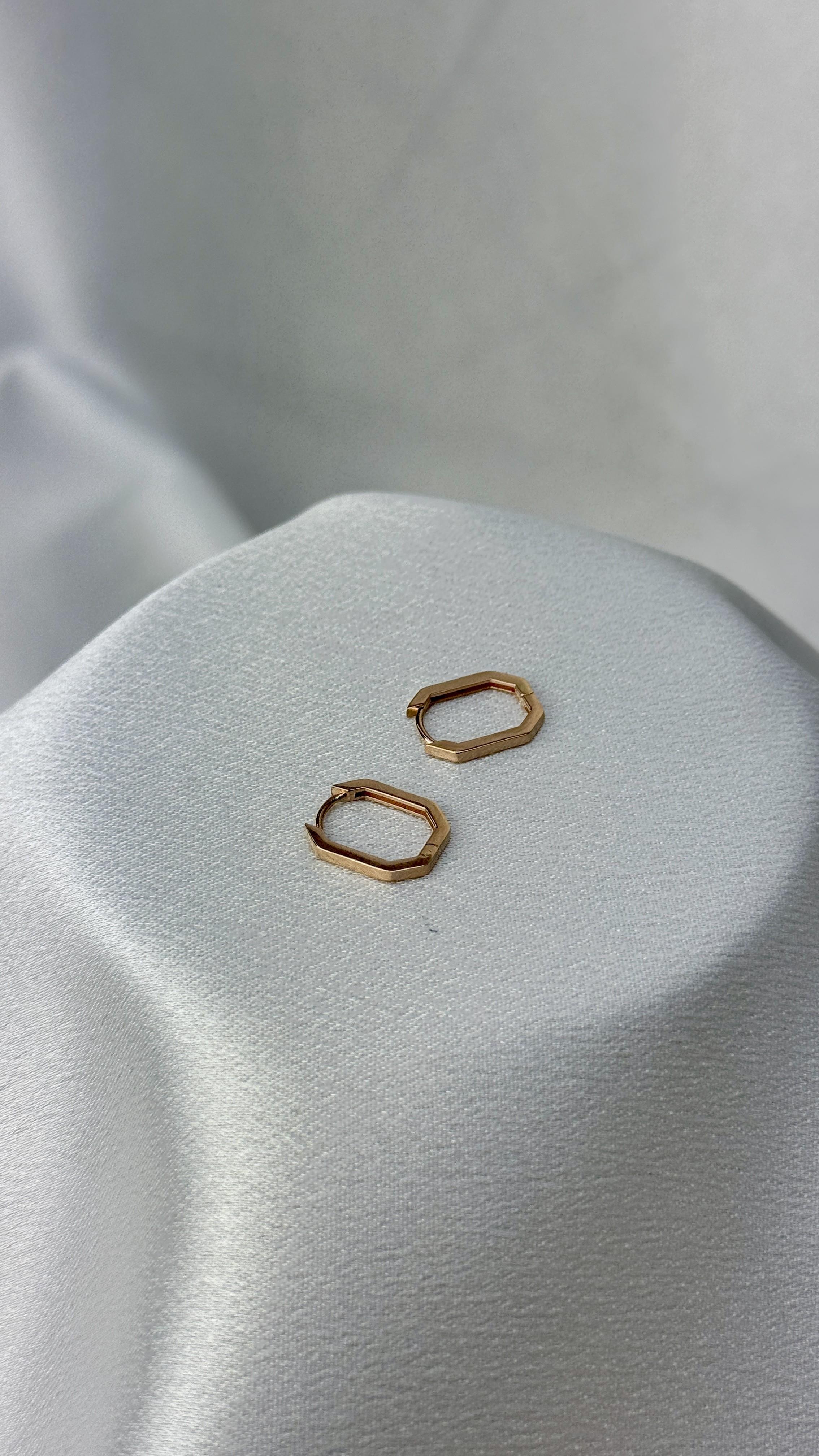 Geometrik Kesim Rose Renk Altın Küpe