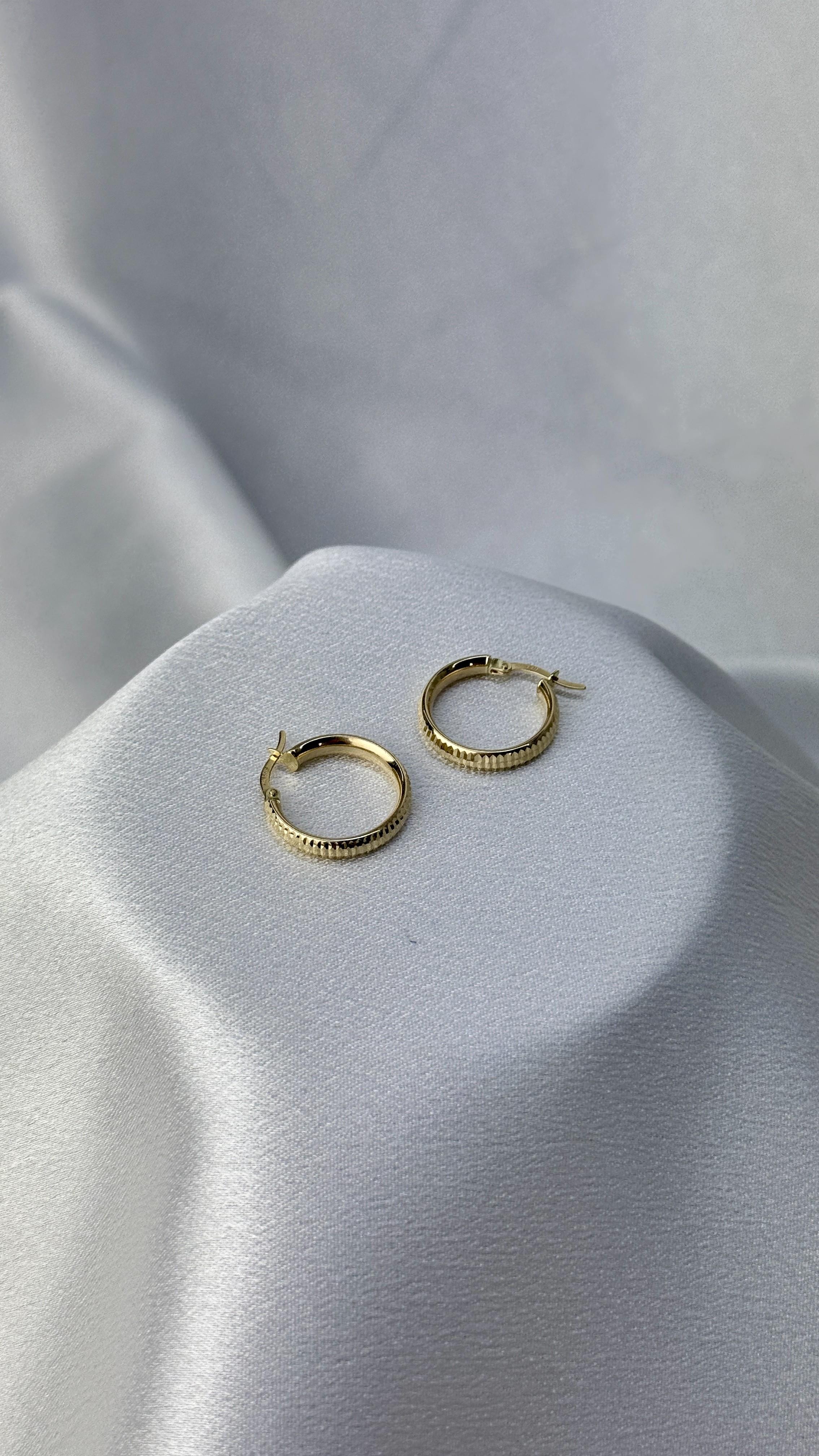 Gösterişli Altın Halka Küpe