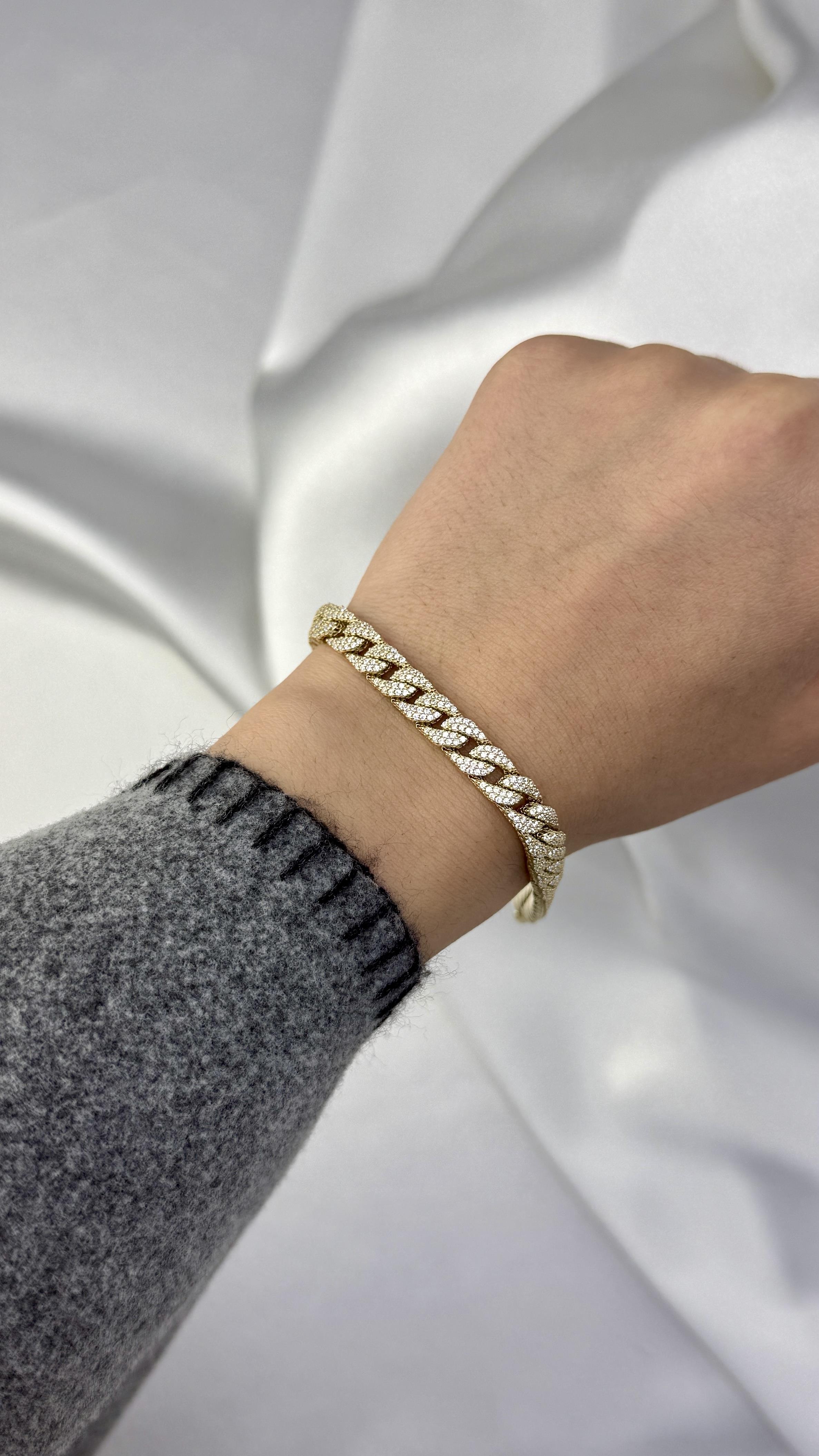 Gösterişli Şık Taşlı Altın Bileklik