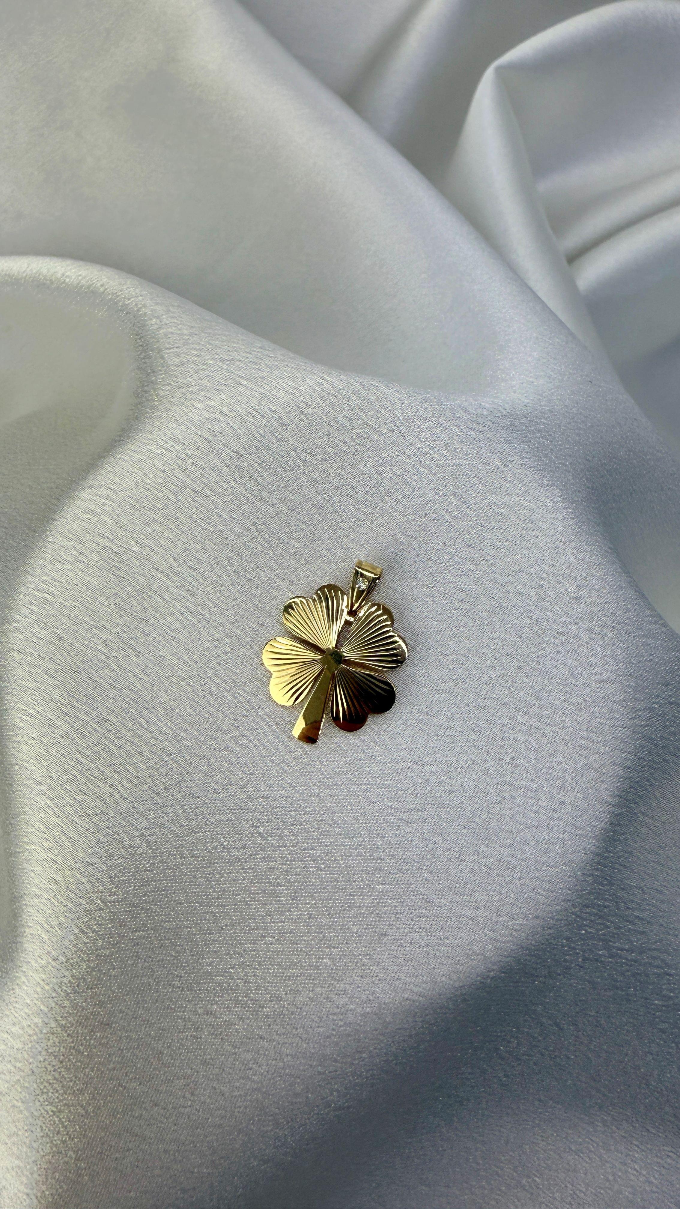 Gösterişli Yonca Figürlü Altın Kolye Ucu