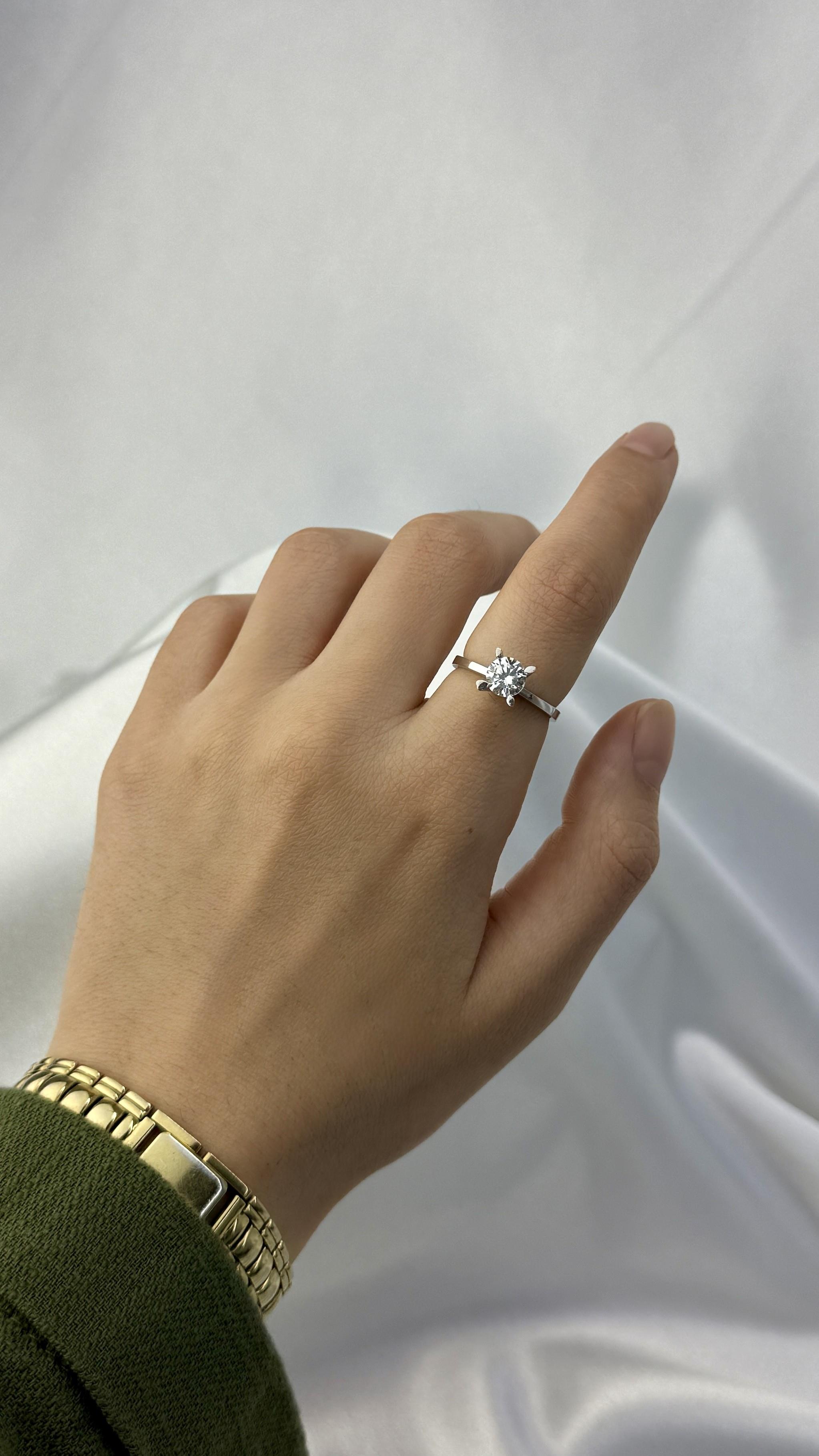 Gösterişli Zirkon Taşlı Tektaş Beyaz Altın Yüzük