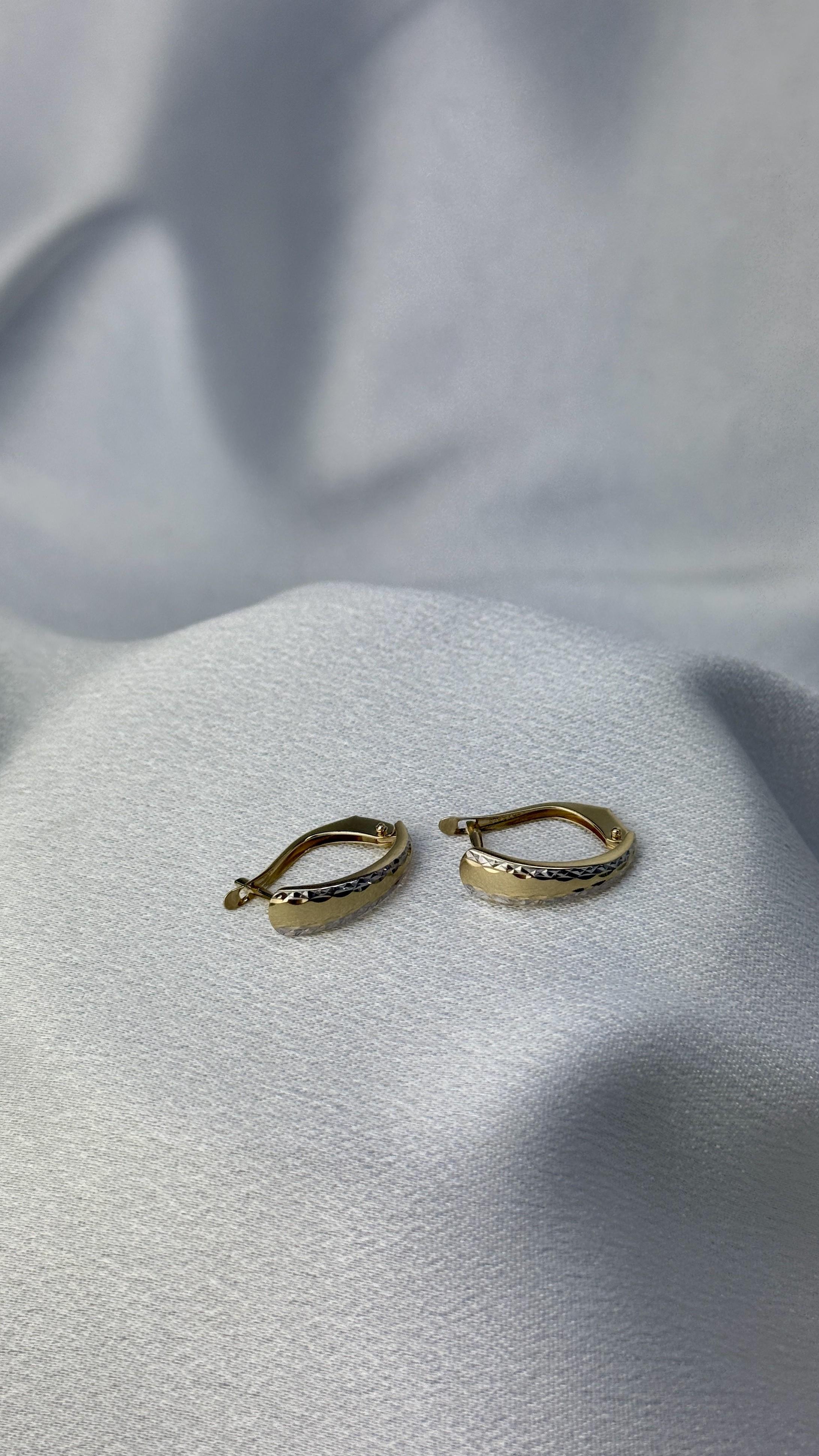 Işıltılı J Model Altın Küpe