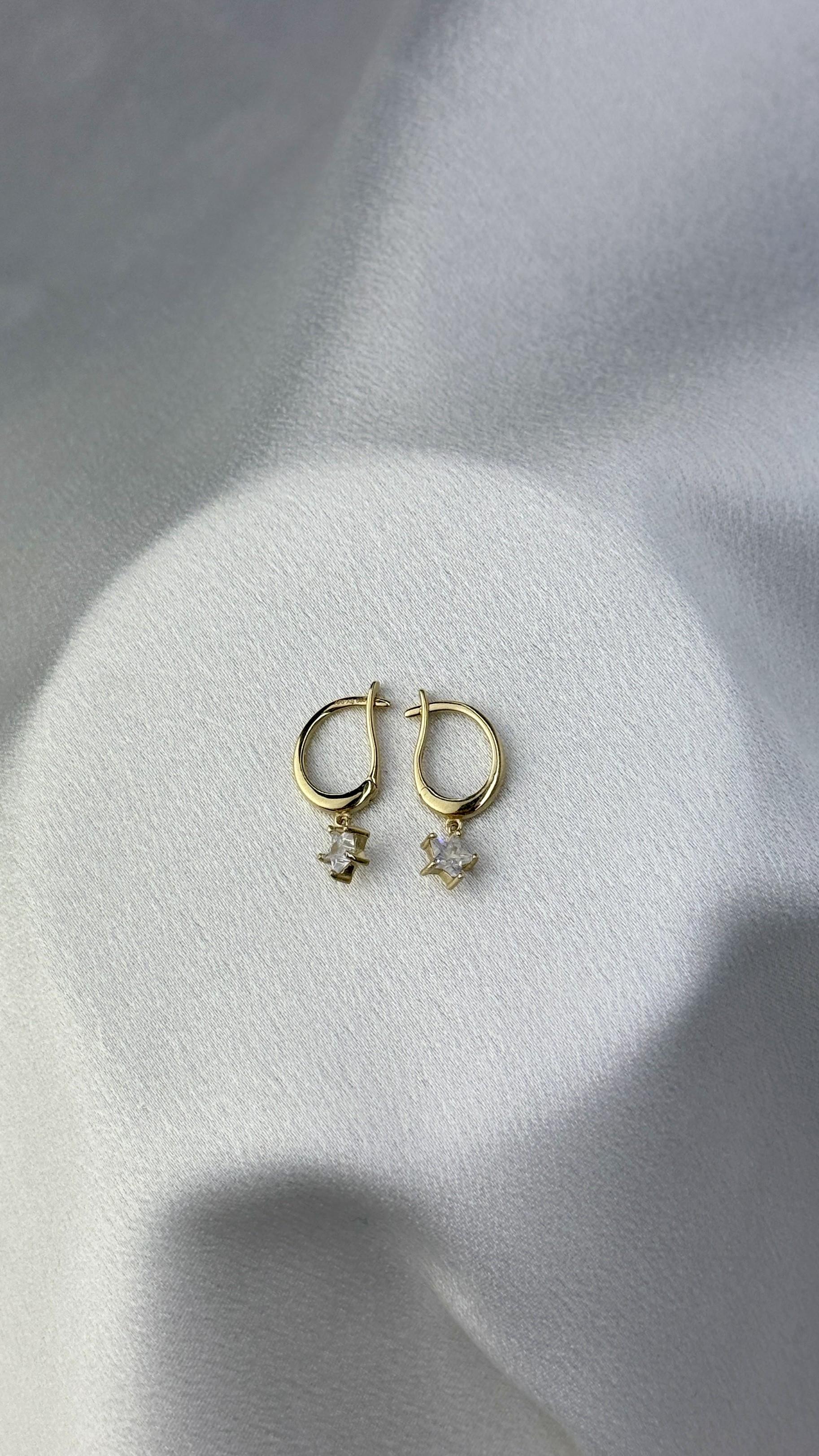 J Model Sallantılı Taşlı Yıldız Figürlü Altın Küpe