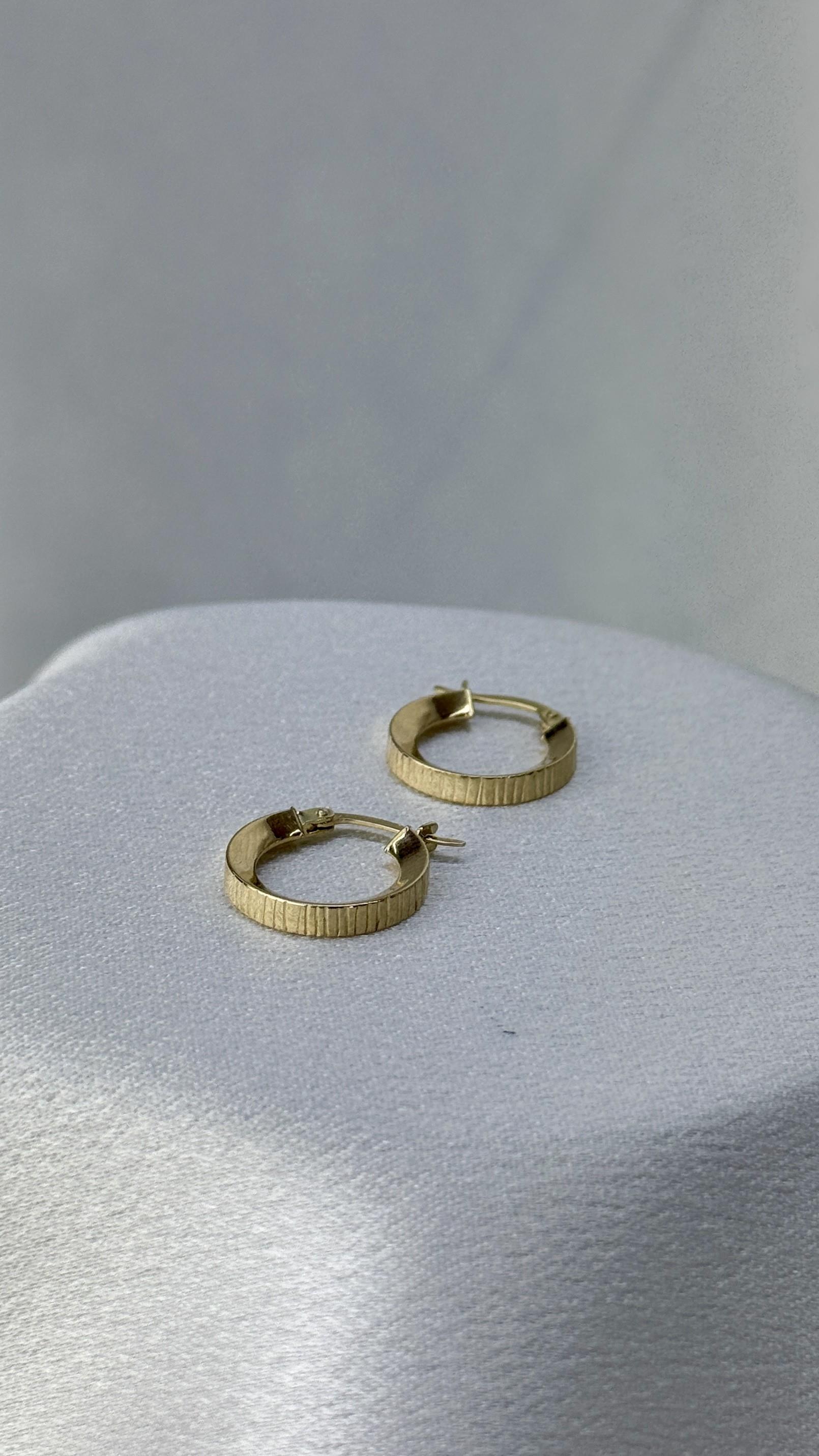 Kalın Çizgili Altın Küpe