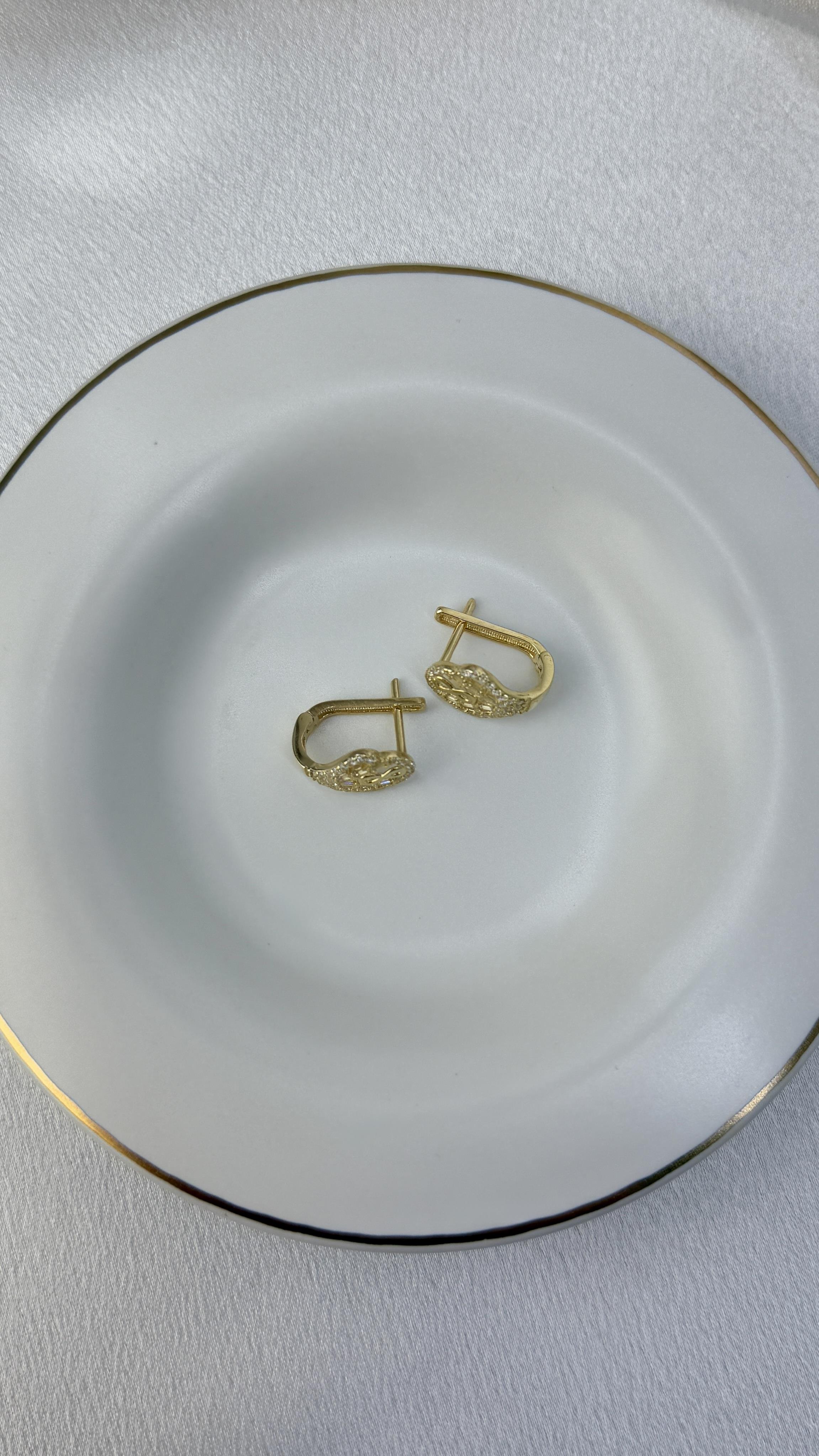 Sonsuzluk Figürlü Taşlı Altın Küpe