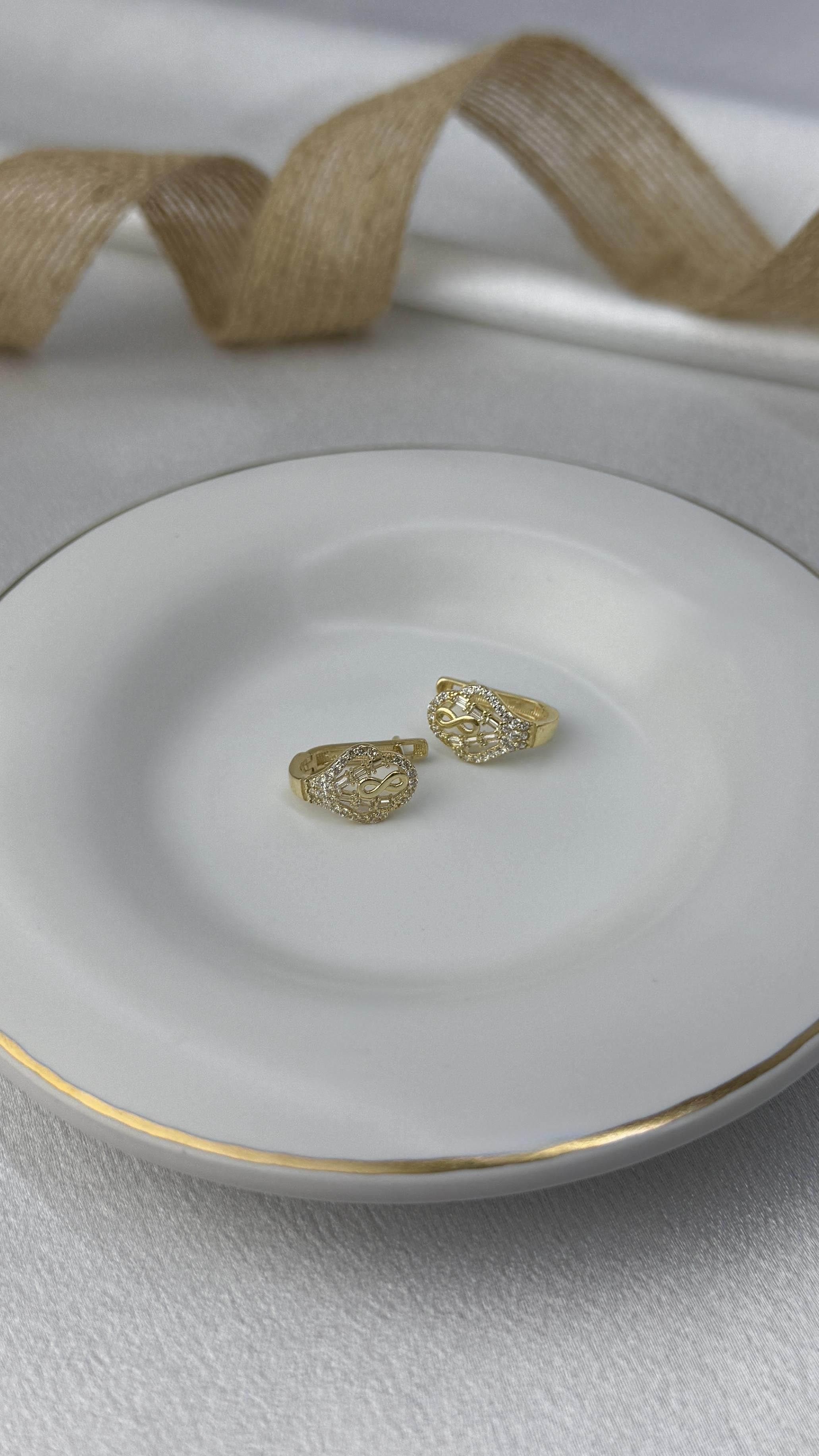 Sonsuzluk Figürlü Taşlı Altın Küpe