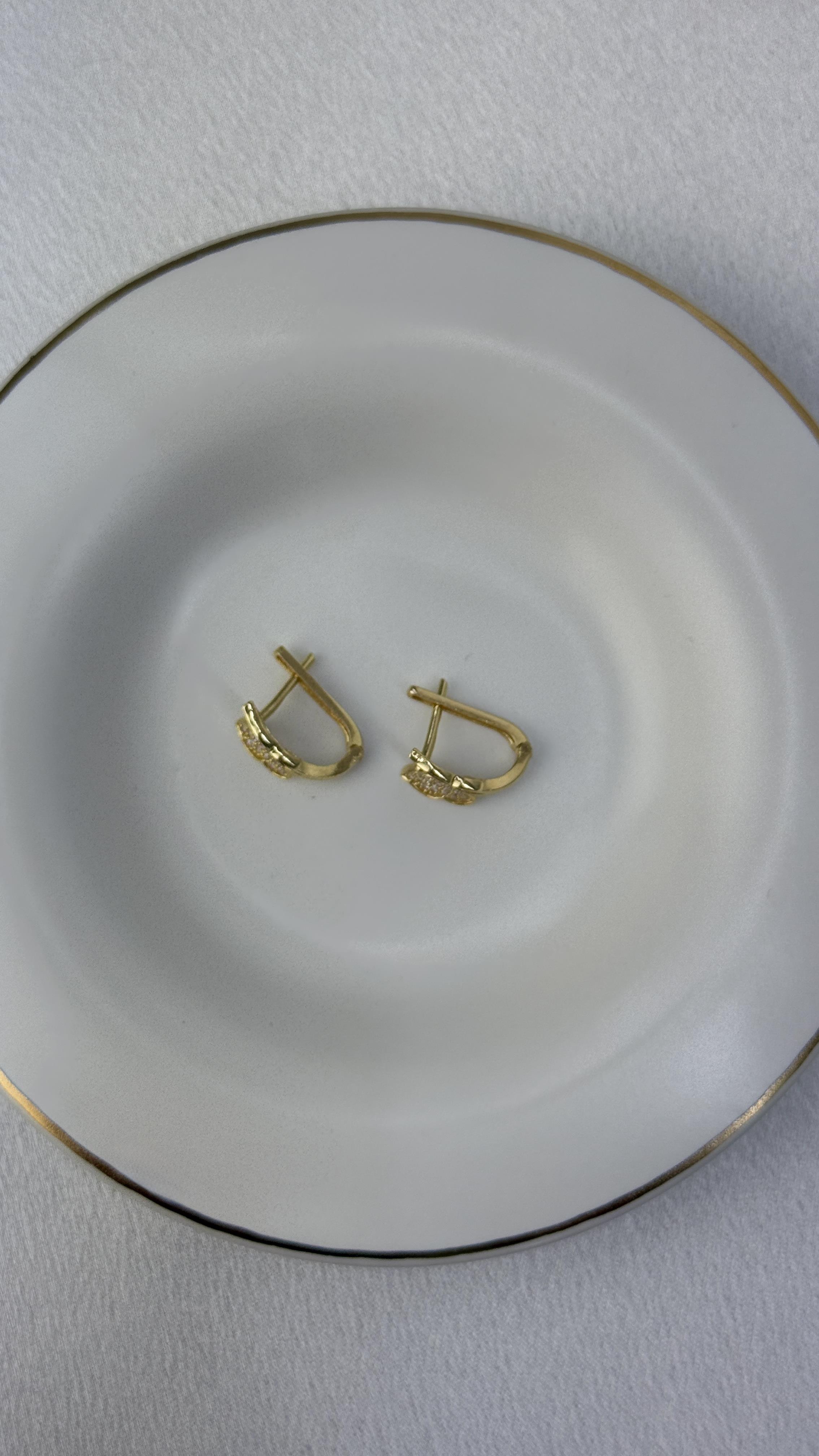 Taşlı Kelebek Figürlü Altın Küpe