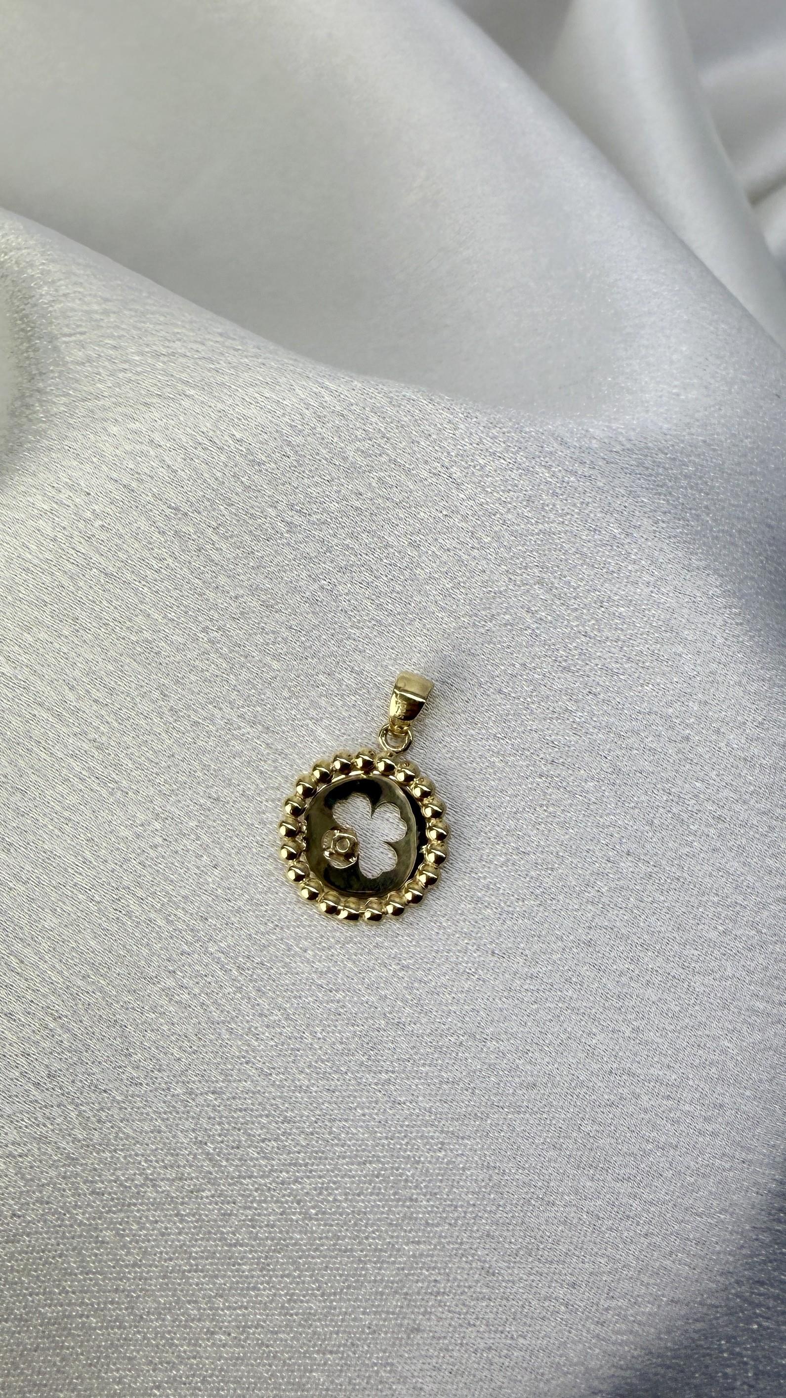 Taşlı Yonca Figürlü Altın Kolye Ucu