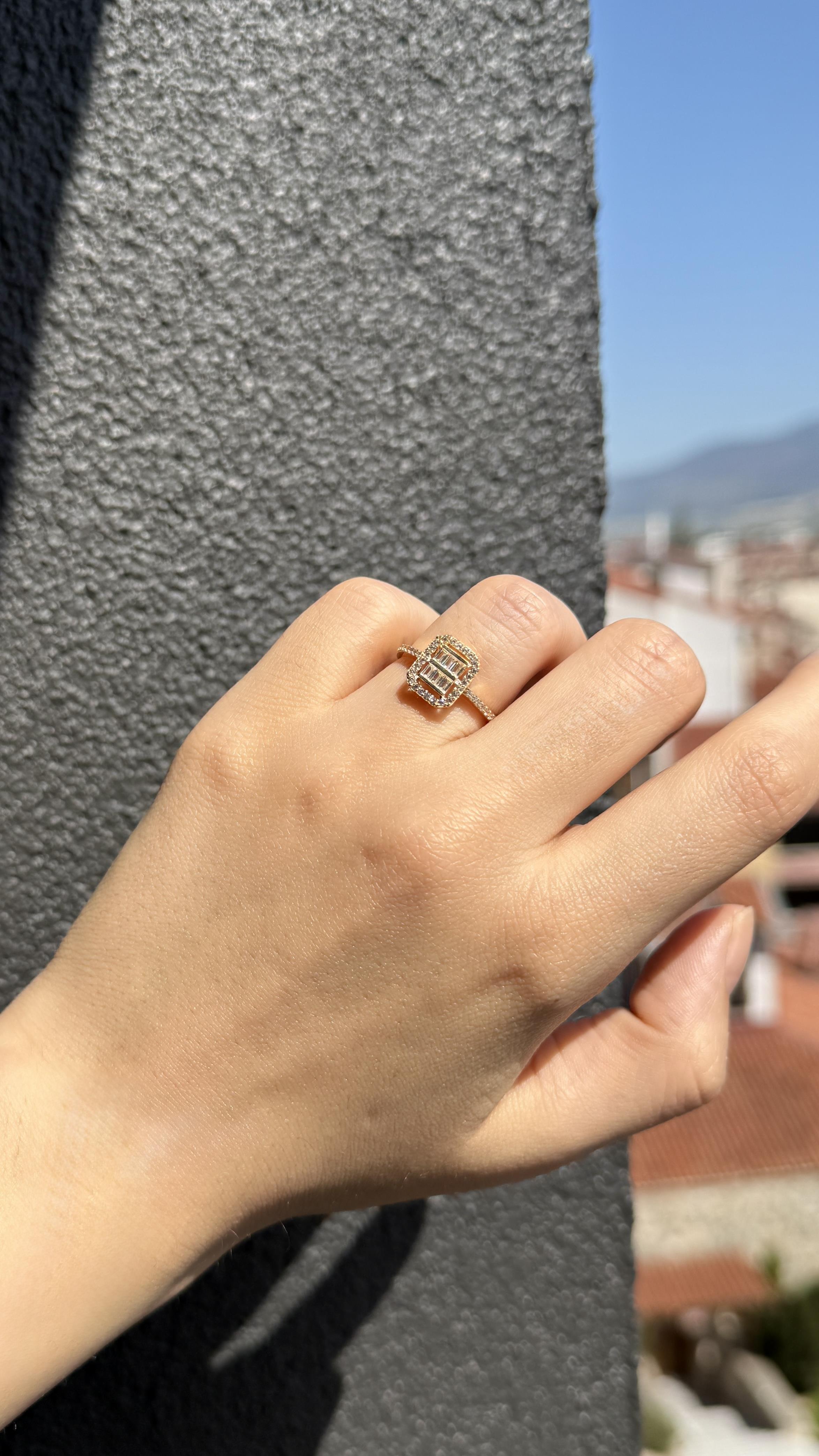 Zirkon Taşlı Baget Kesim Altın Yüzük