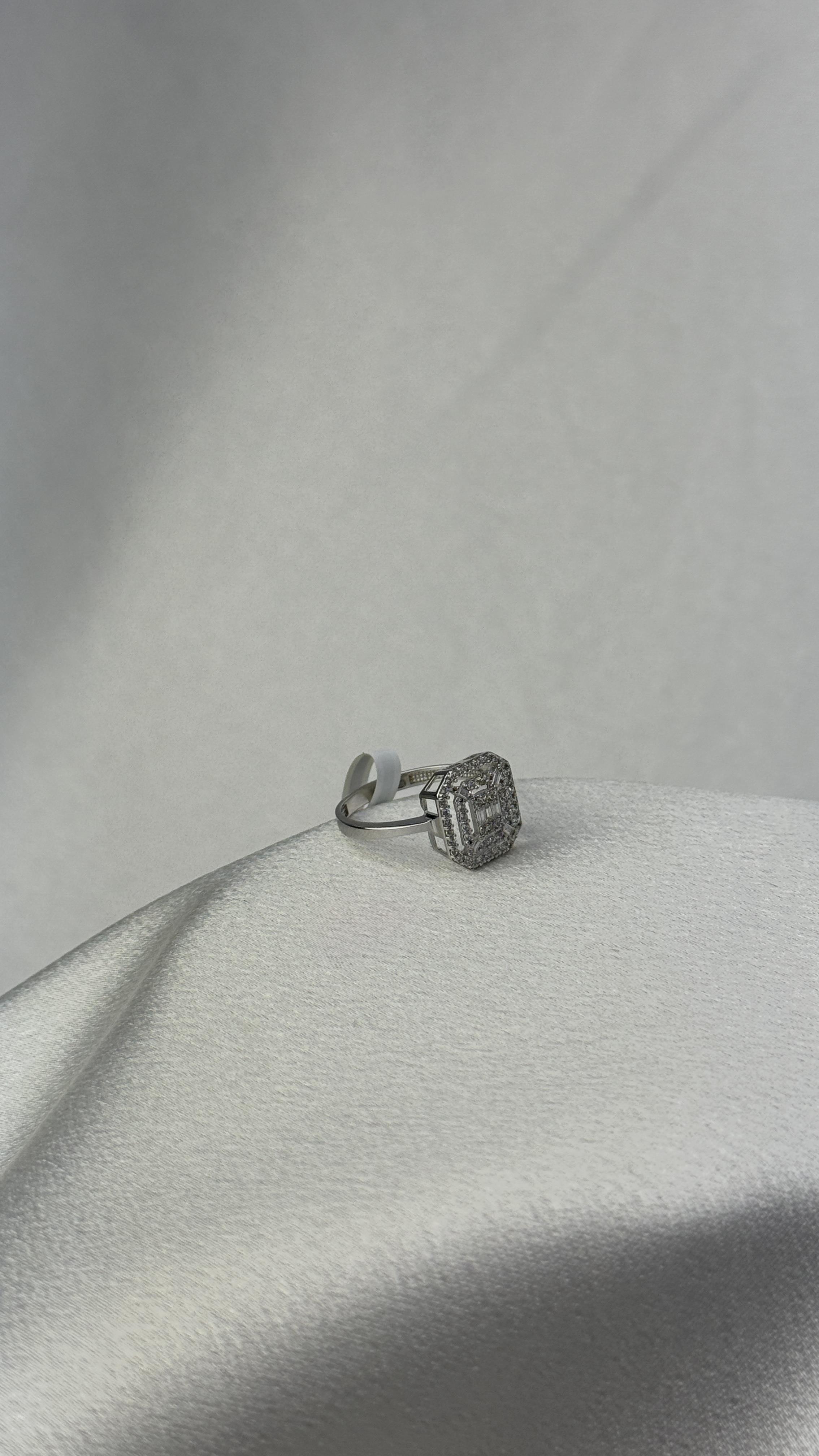 Zirkon Taşlı Baget Kesim Beyaz Altın Yüzük