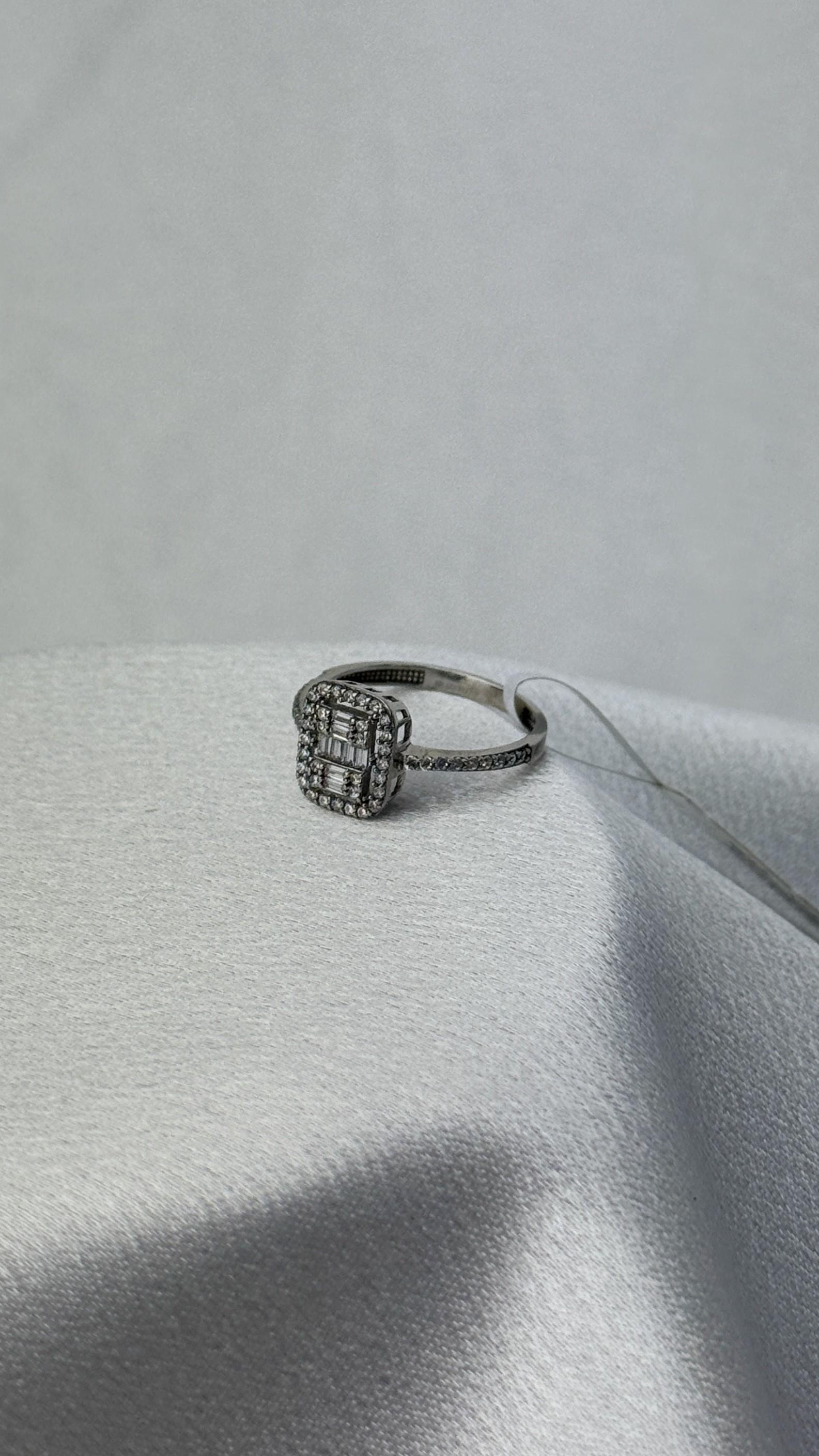 Zirkon Taşlı Baget Kesim Beyaz Altın Yüzük