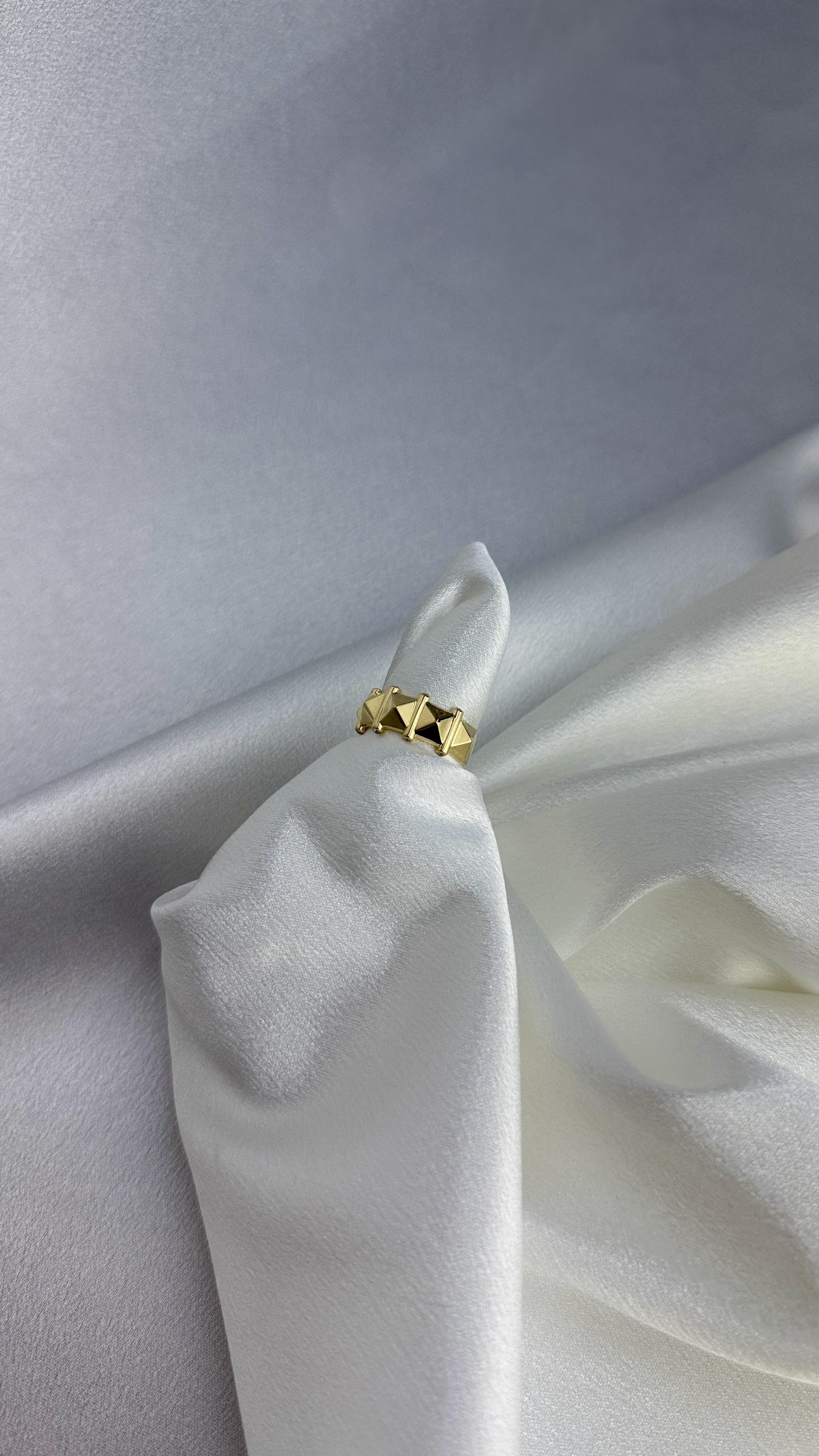 Zirkon Taşlı Piramit Tasarım Altın Yüzük