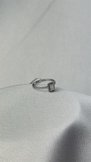 Çıtır Zirkon Taşlı Baget Kesim Beyaz Altın Yüzük