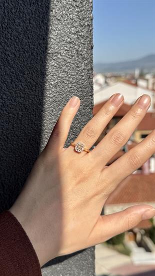 Zirkon Taşlı Baget Kesim Altın Yüzük