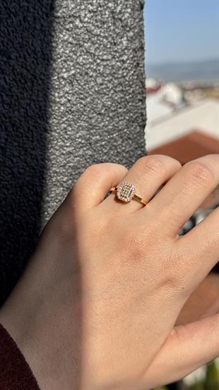 Zirkon Taşlı Baget Kesim Altın Yüzük