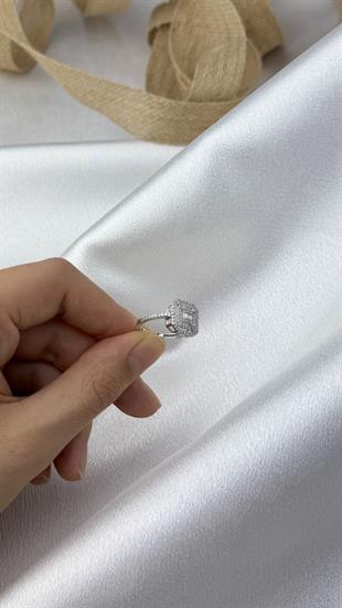 Zirkon Taşlı Baget Kesim Beyaz Altın Yüzük