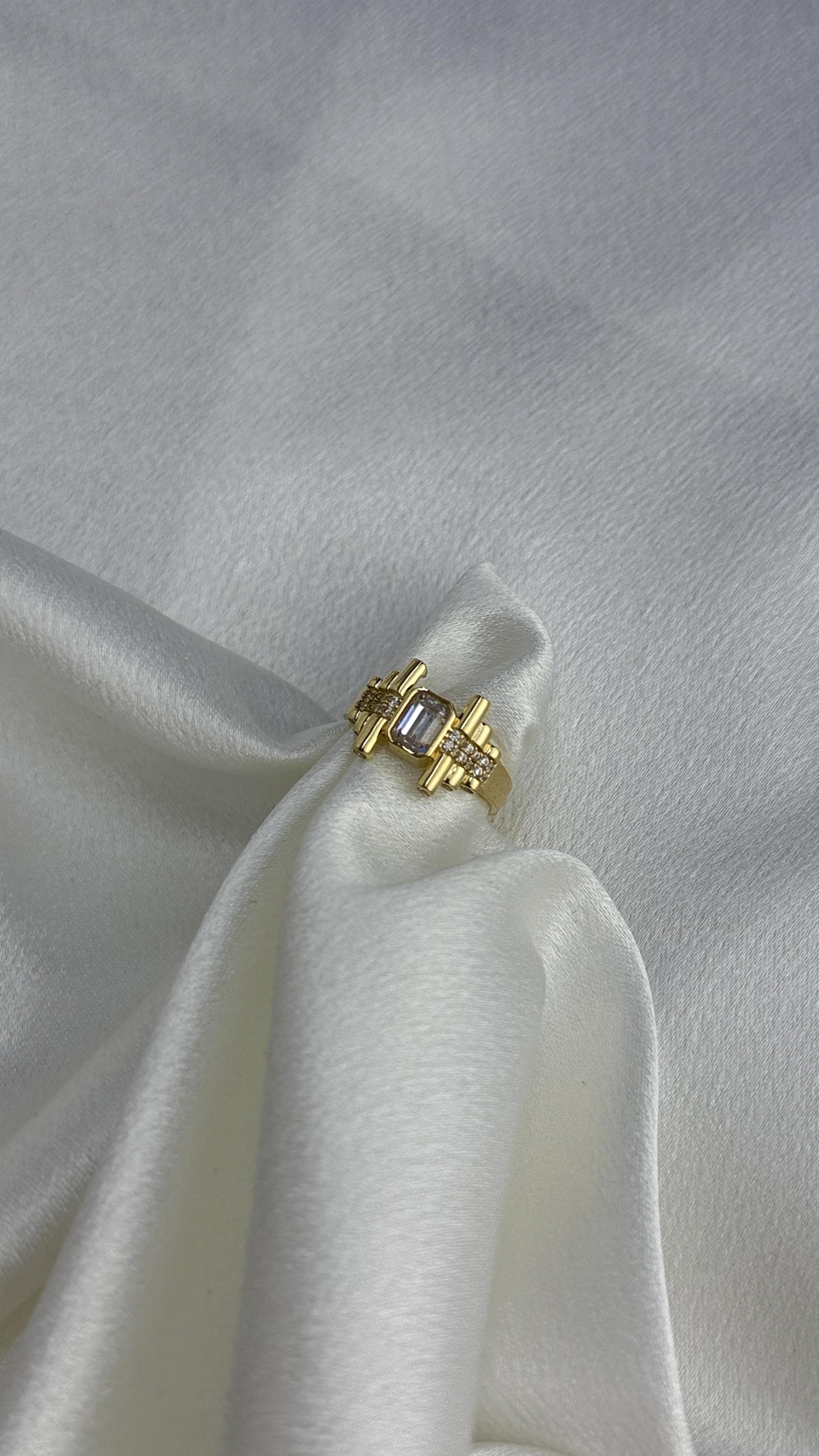 Baget Taşlı Tasarım Altın Yüzük