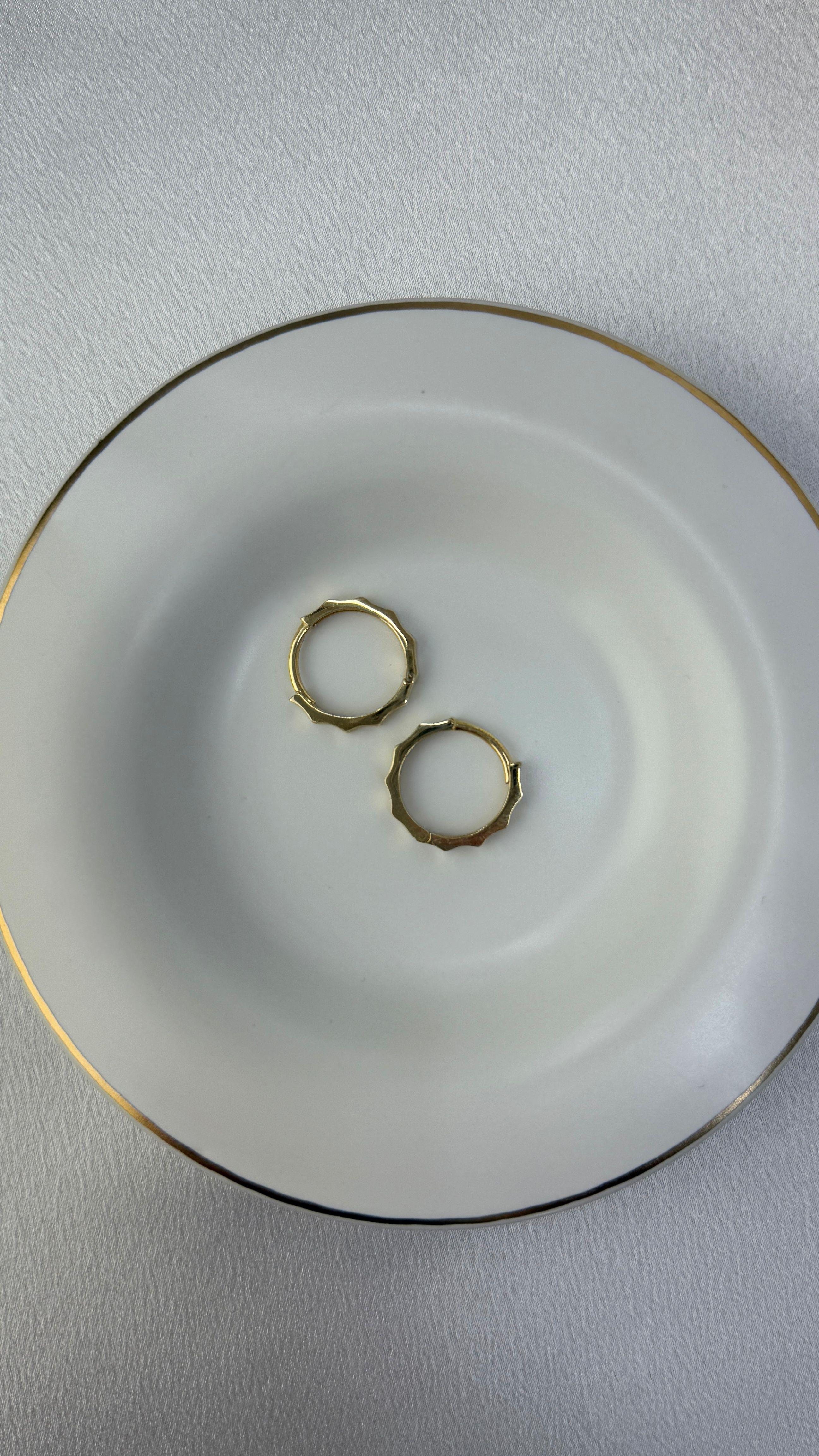 Çizgi Dalgalı Altın Küpe