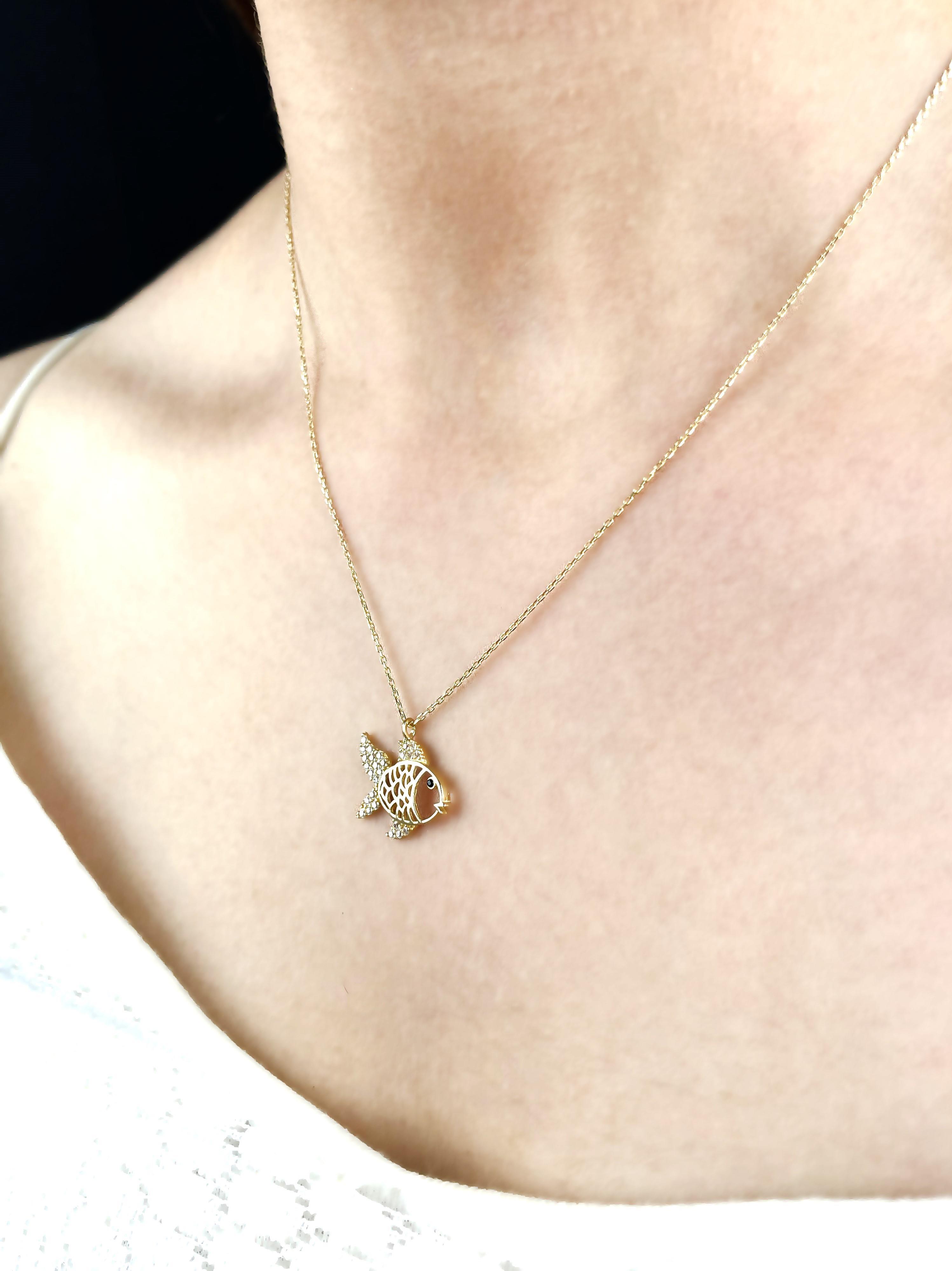 Desenli Balık Figürlü Kolye