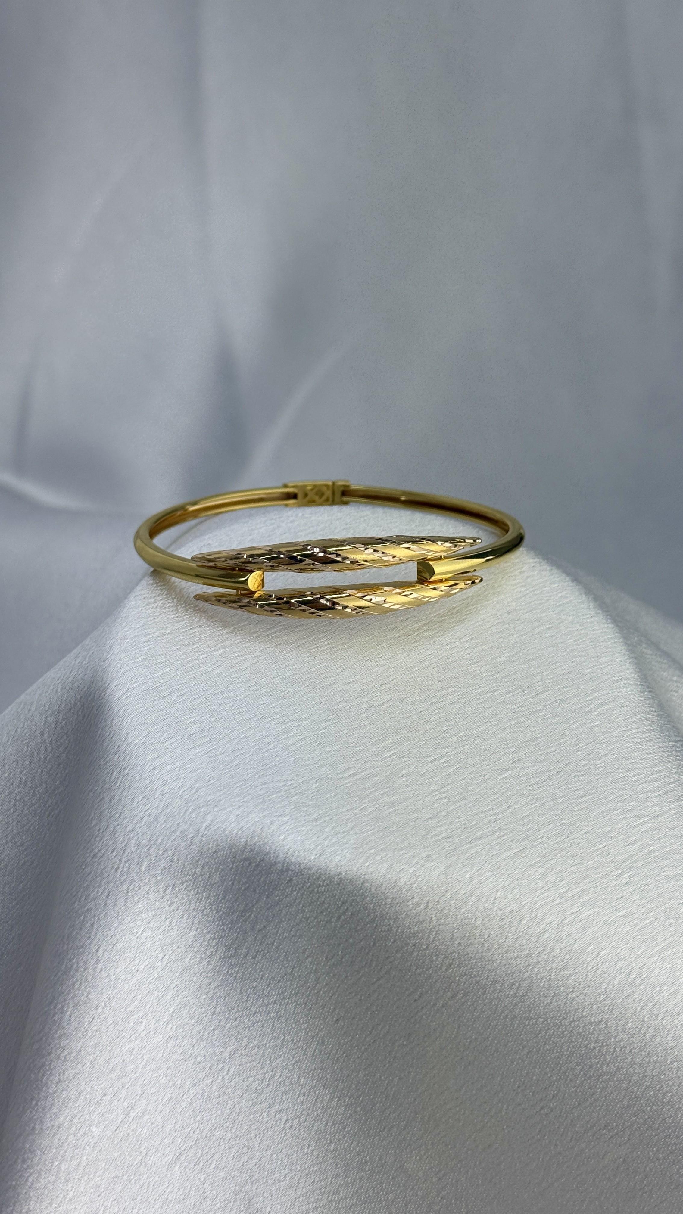 Desenli Kelepçe Altın Bilezik