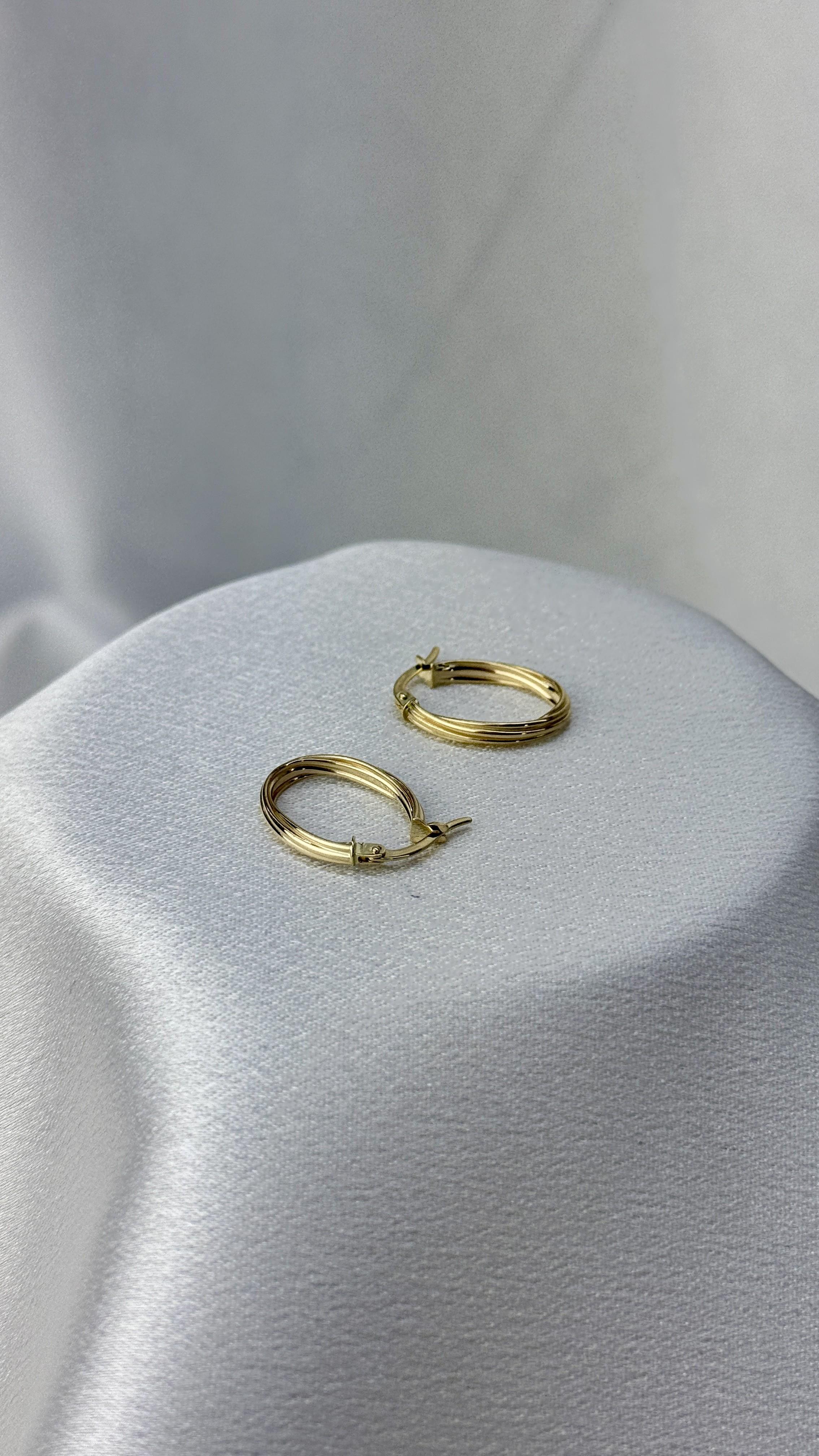 Elips Burgulu Altın Küpe