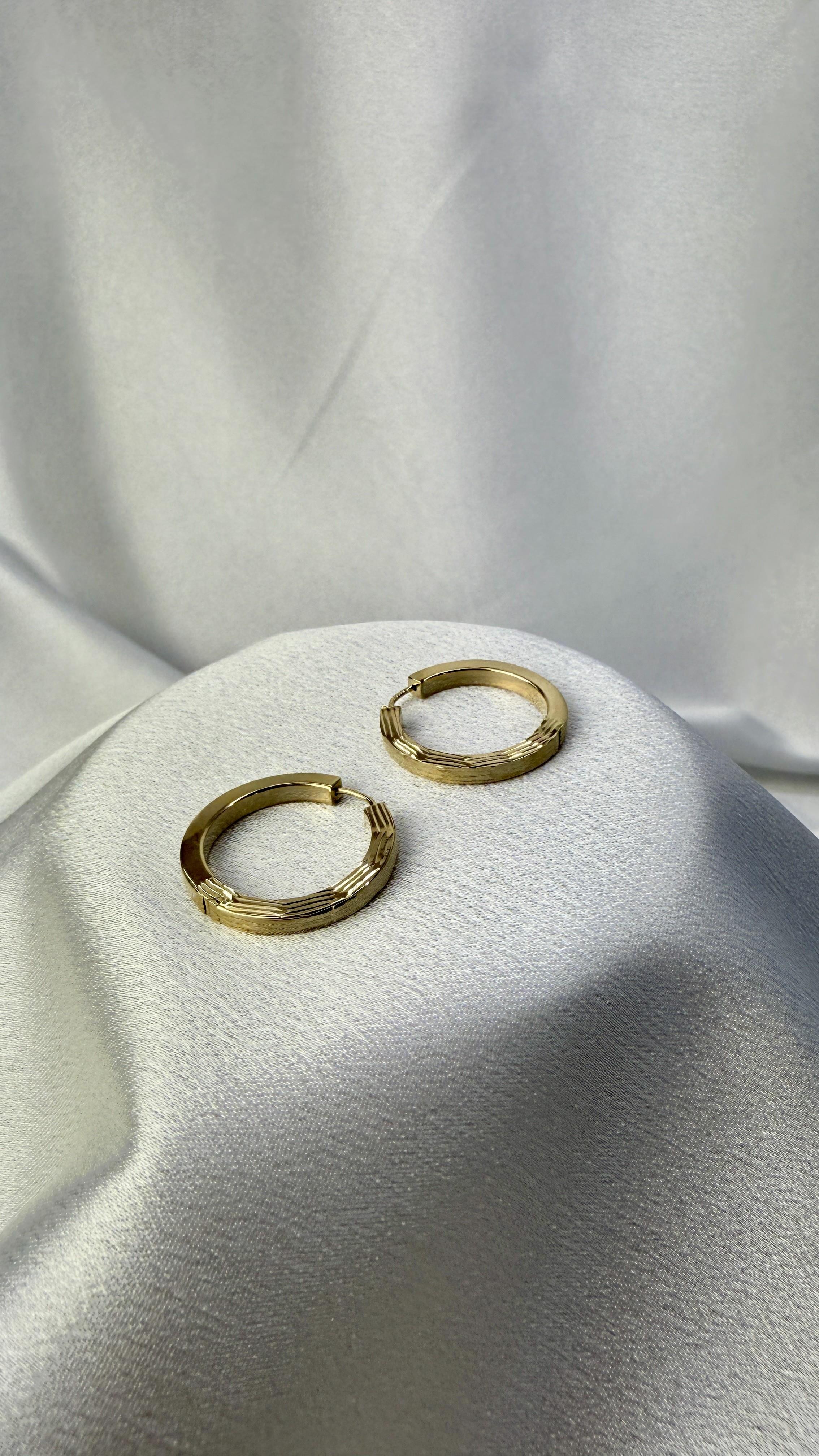 Kalın Gösterişli Çizgili Altın Küpe