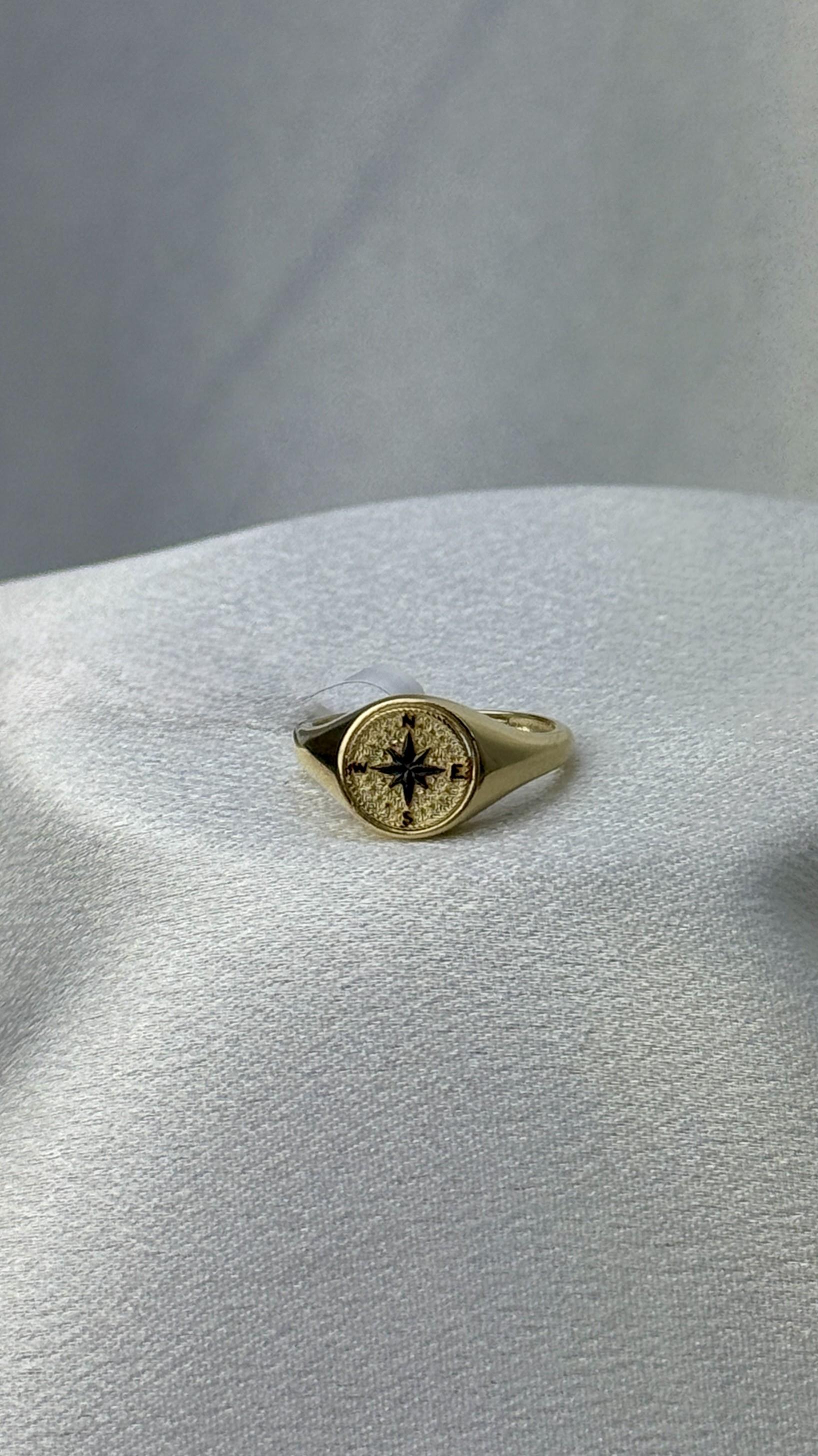 Pusula Figürlü Altın Yüzük