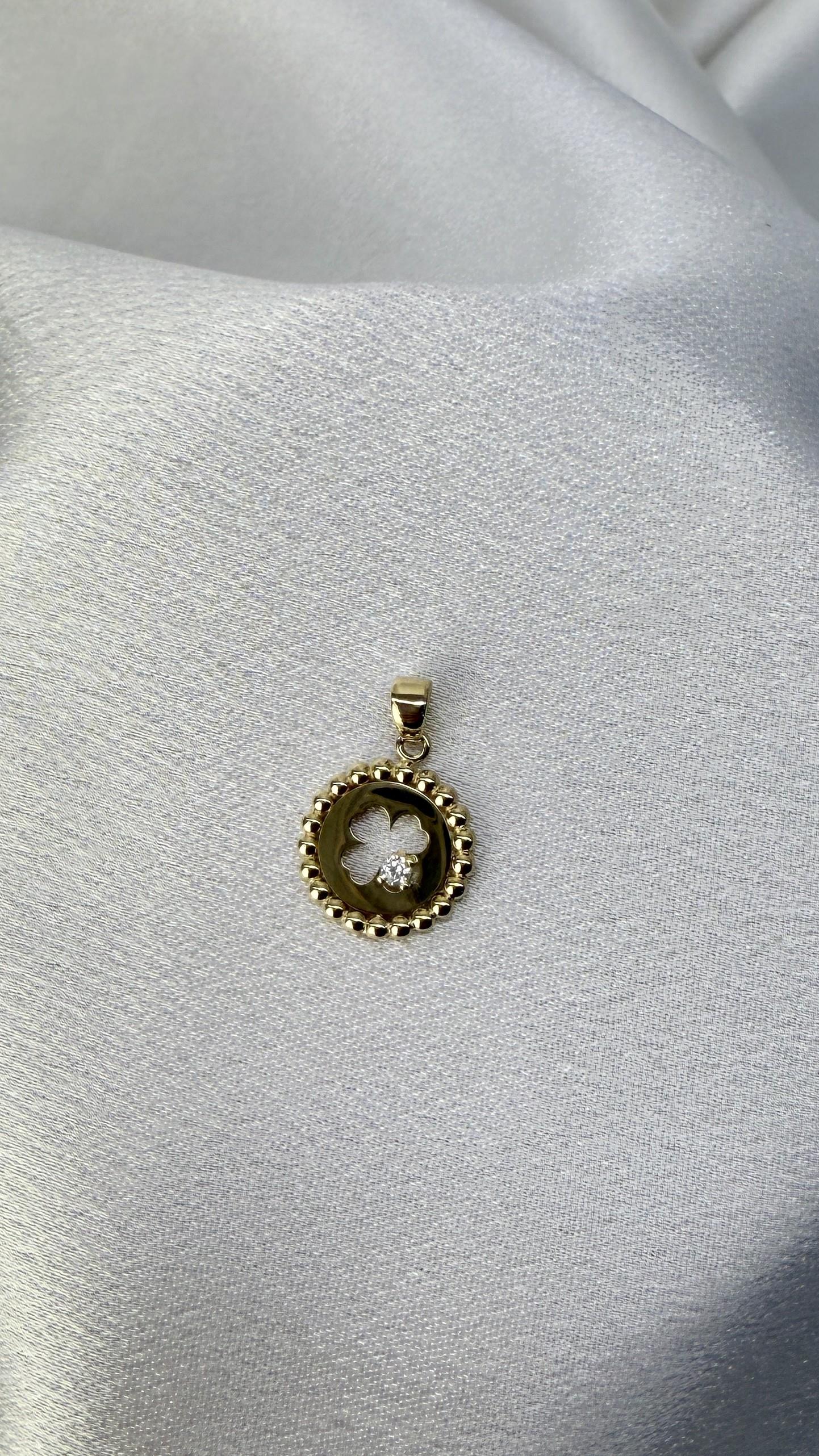 Taşlı Yonca Figürlü Altın Kolye Ucu