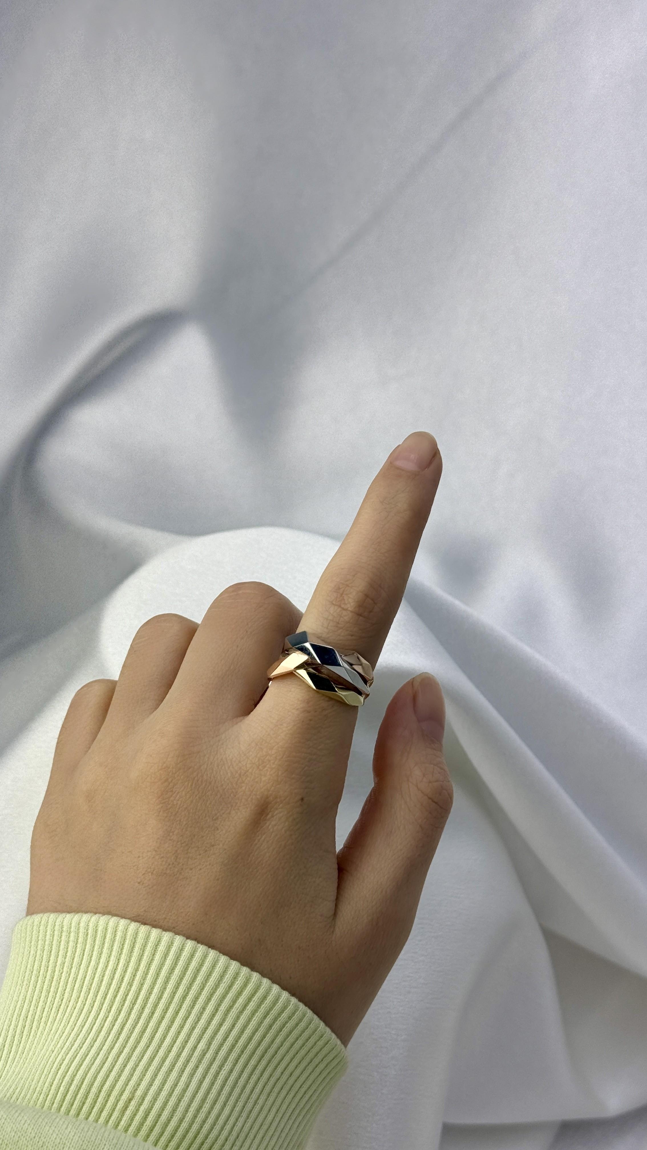 Üç Renk Geometrik Kesim Altın Yüzük