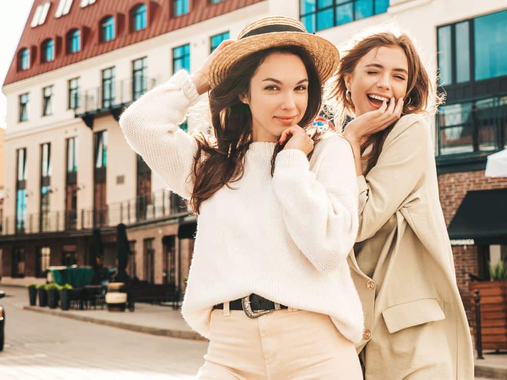 2023 kış modasına uygun giyinen iki kadın